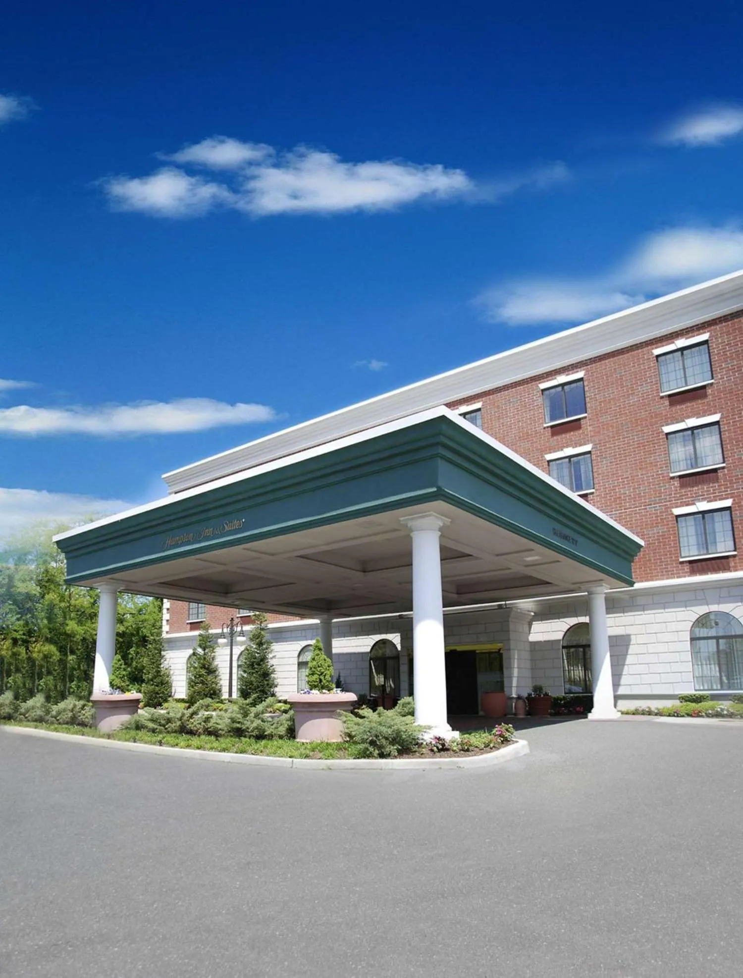 Property building in Hampton Inn & Suites By Hilton - Rockville Centre