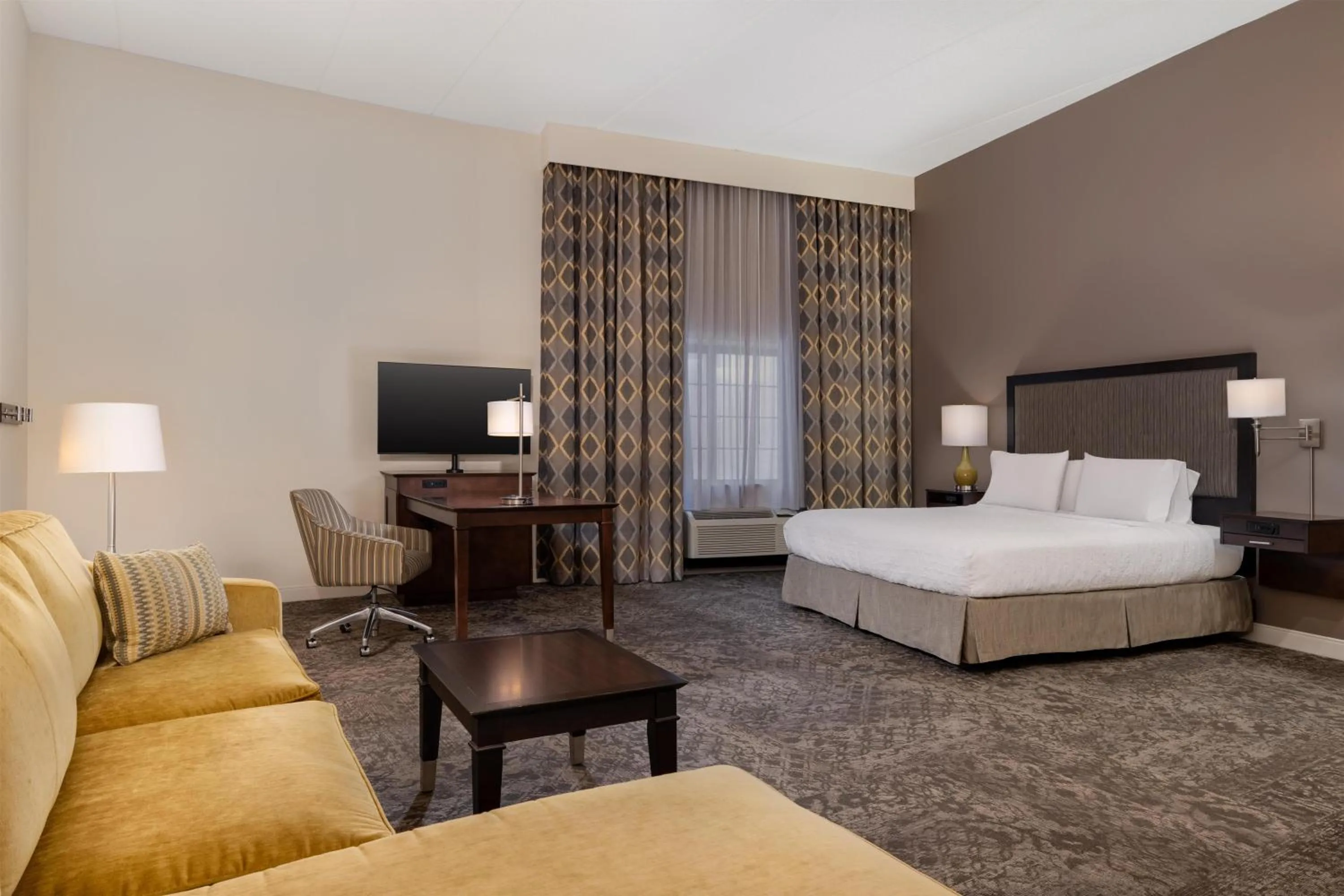 Bedroom, Bed in Hampton Inn & Suites By Hilton - Rockville Centre