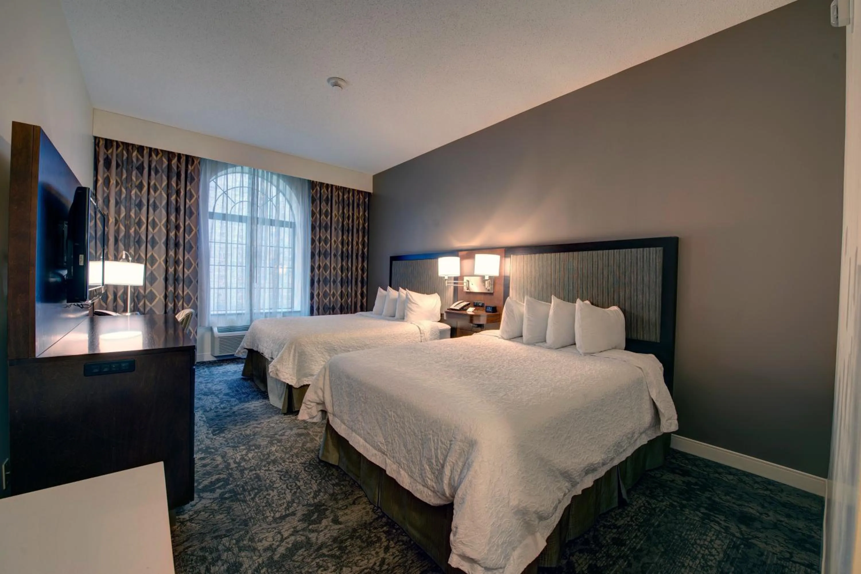 Bedroom, Bed in Hampton Inn & Suites By Hilton - Rockville Centre