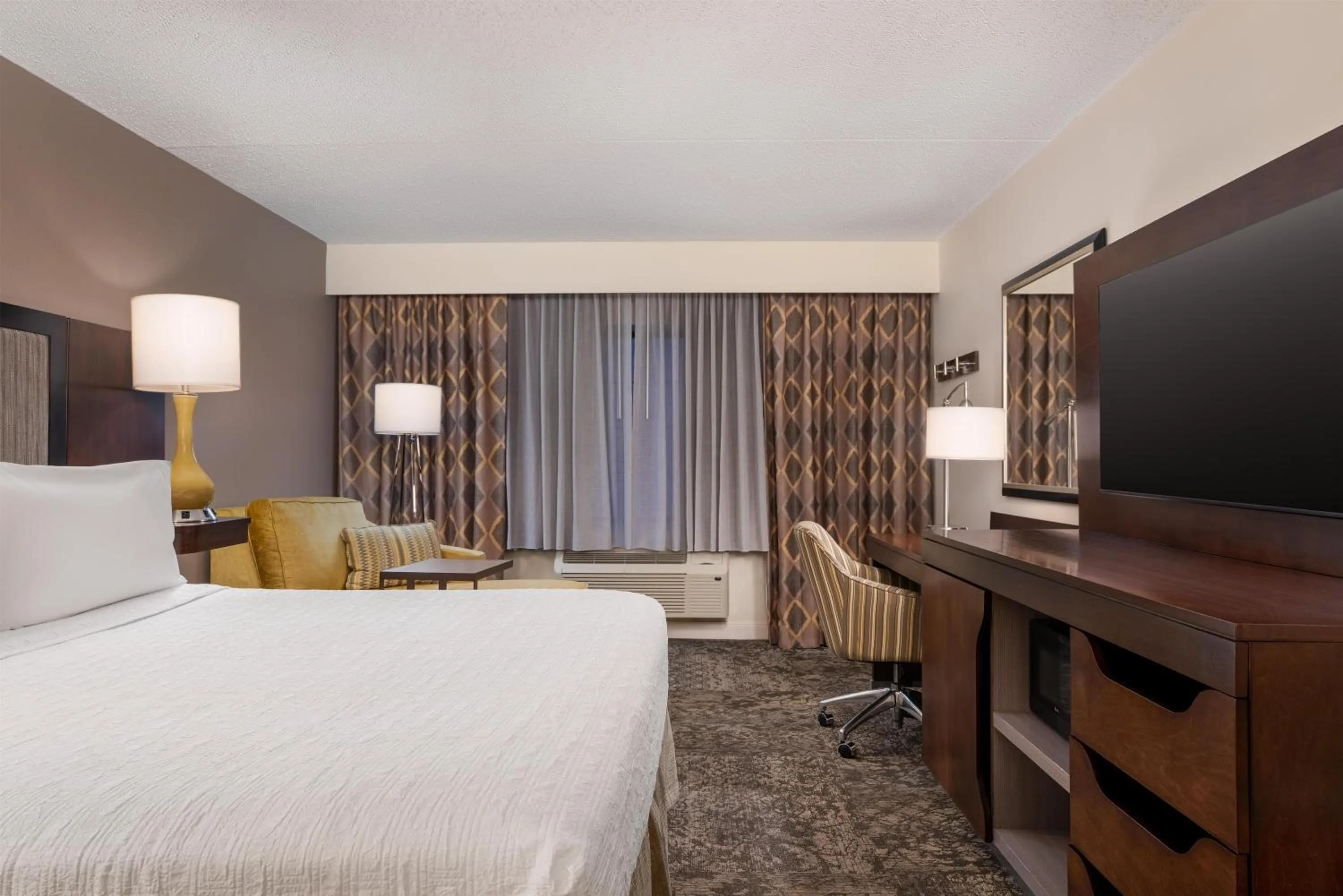 Bed in Hampton Inn & Suites By Hilton - Rockville Centre