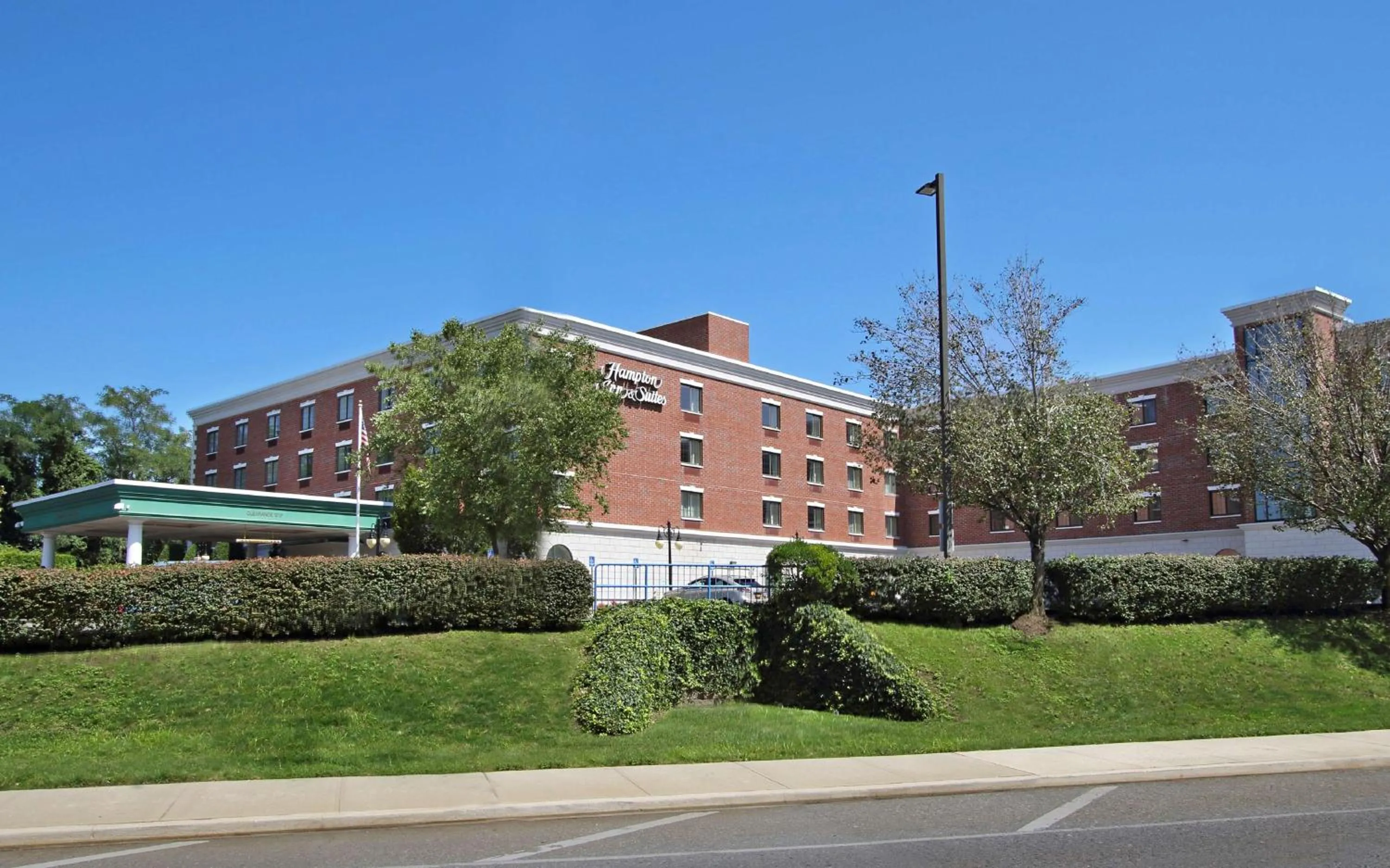 Property building in Hampton Inn & Suites By Hilton - Rockville Centre