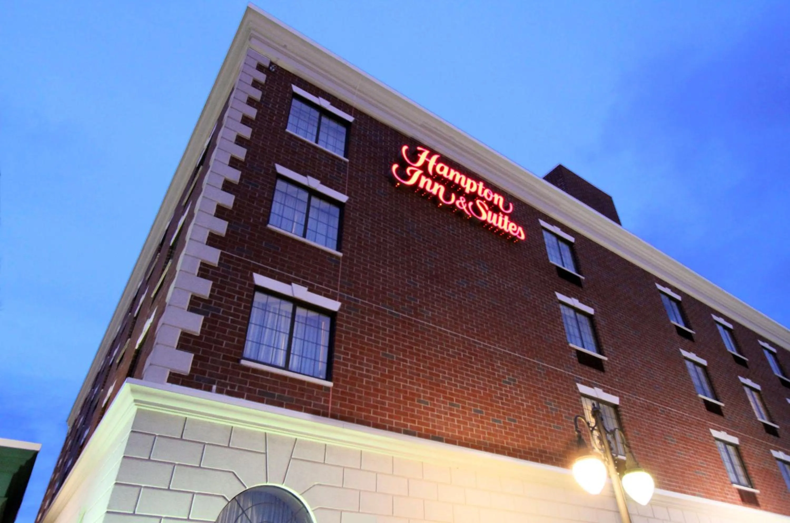 Property building in Hampton Inn & Suites By Hilton - Rockville Centre
