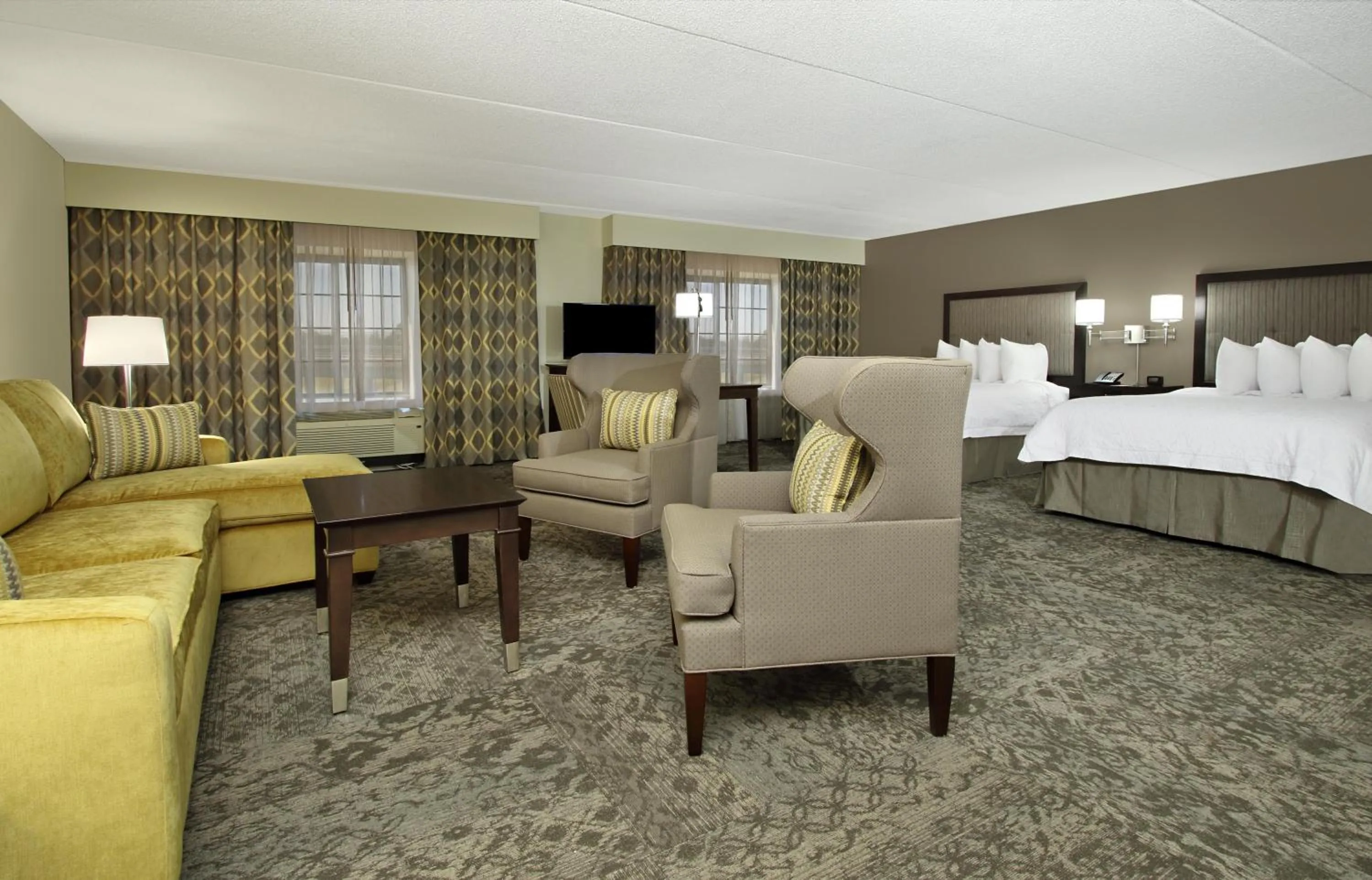 Living room, Bed in Hampton Inn & Suites By Hilton - Rockville Centre