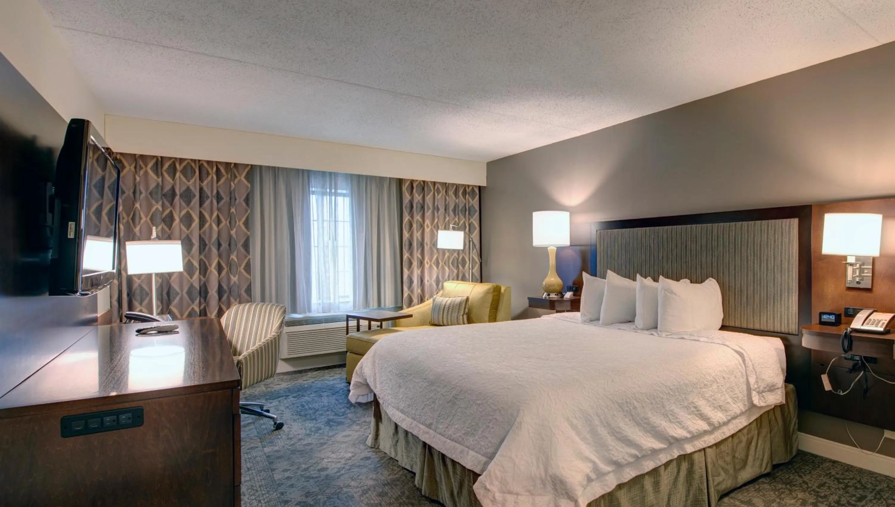 Bedroom, Bed in Hampton Inn & Suites By Hilton - Rockville Centre