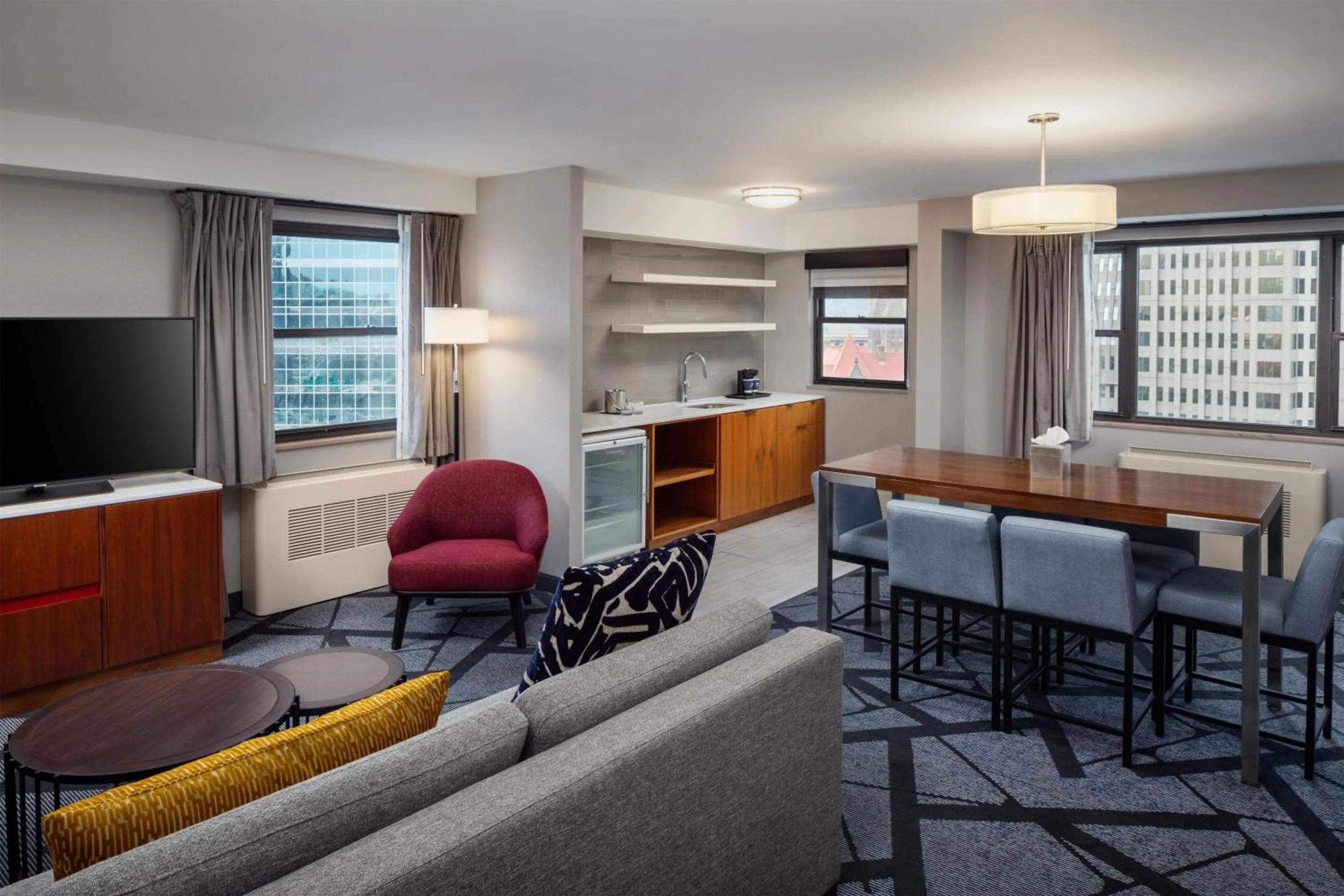 Living room in DoubleTree by Hilton Hotel & Suites Pittsburgh Downtown