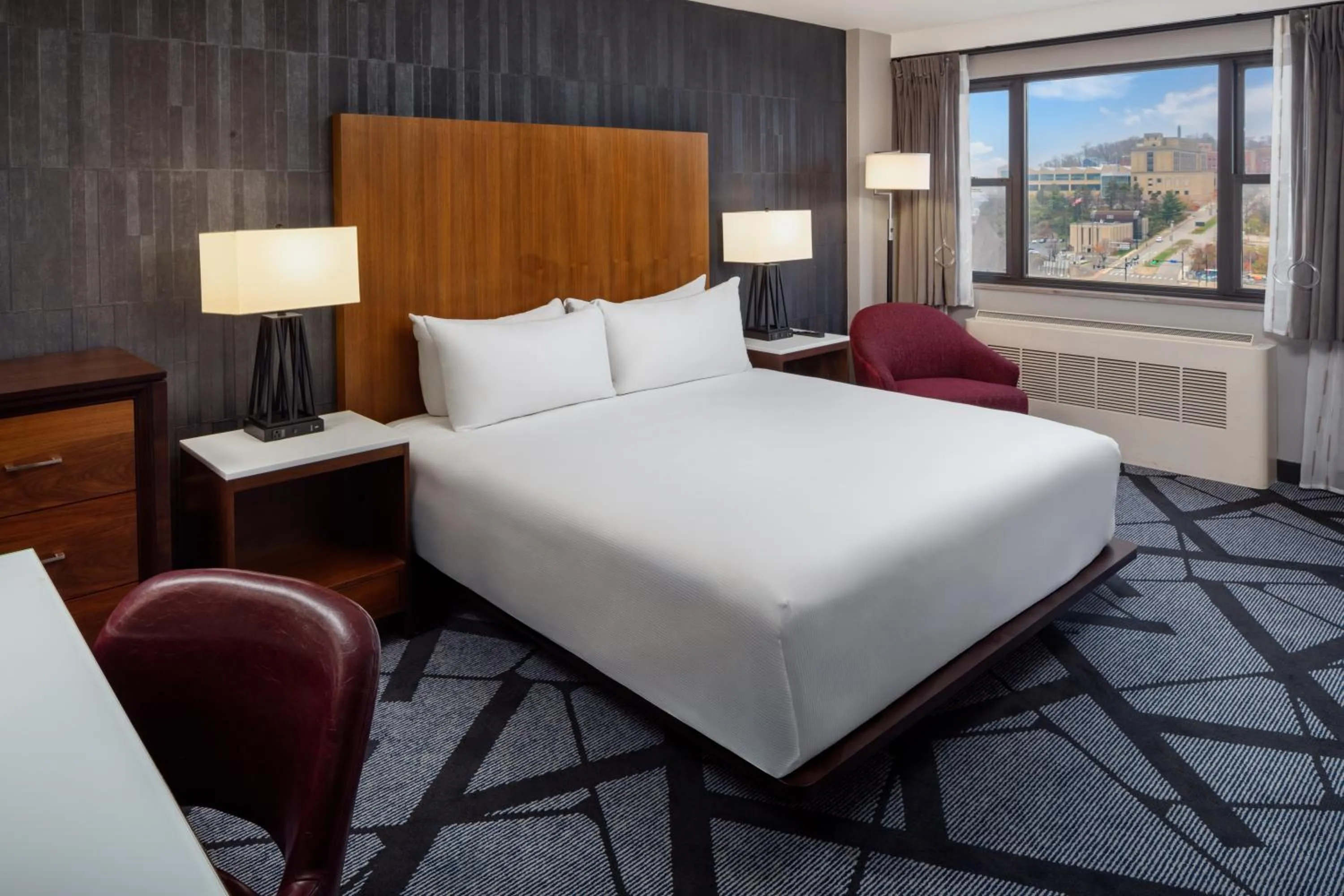 Bedroom, Bed in DoubleTree by Hilton Hotel & Suites Pittsburgh Downtown