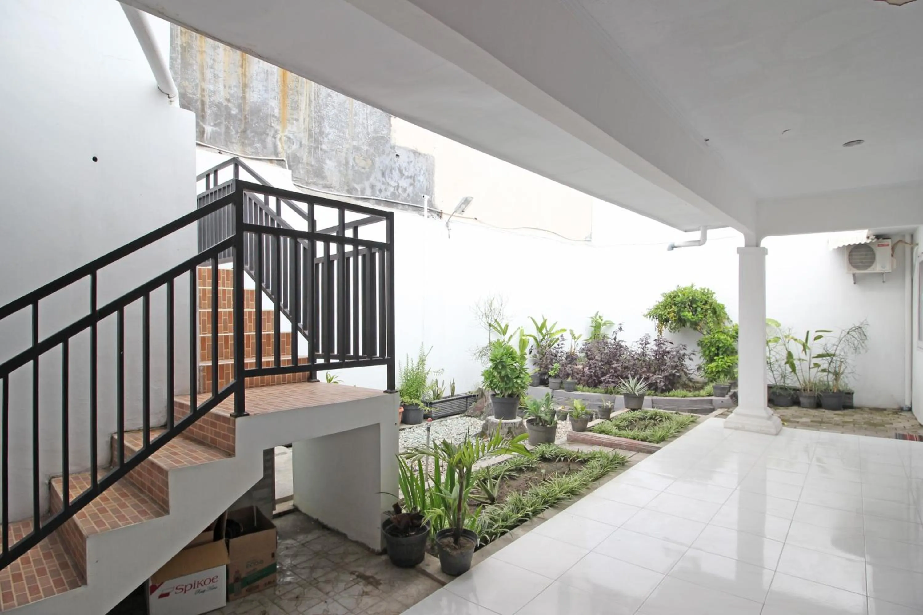 Area and facilities in RedDoorz near Terminal Tirtonadi