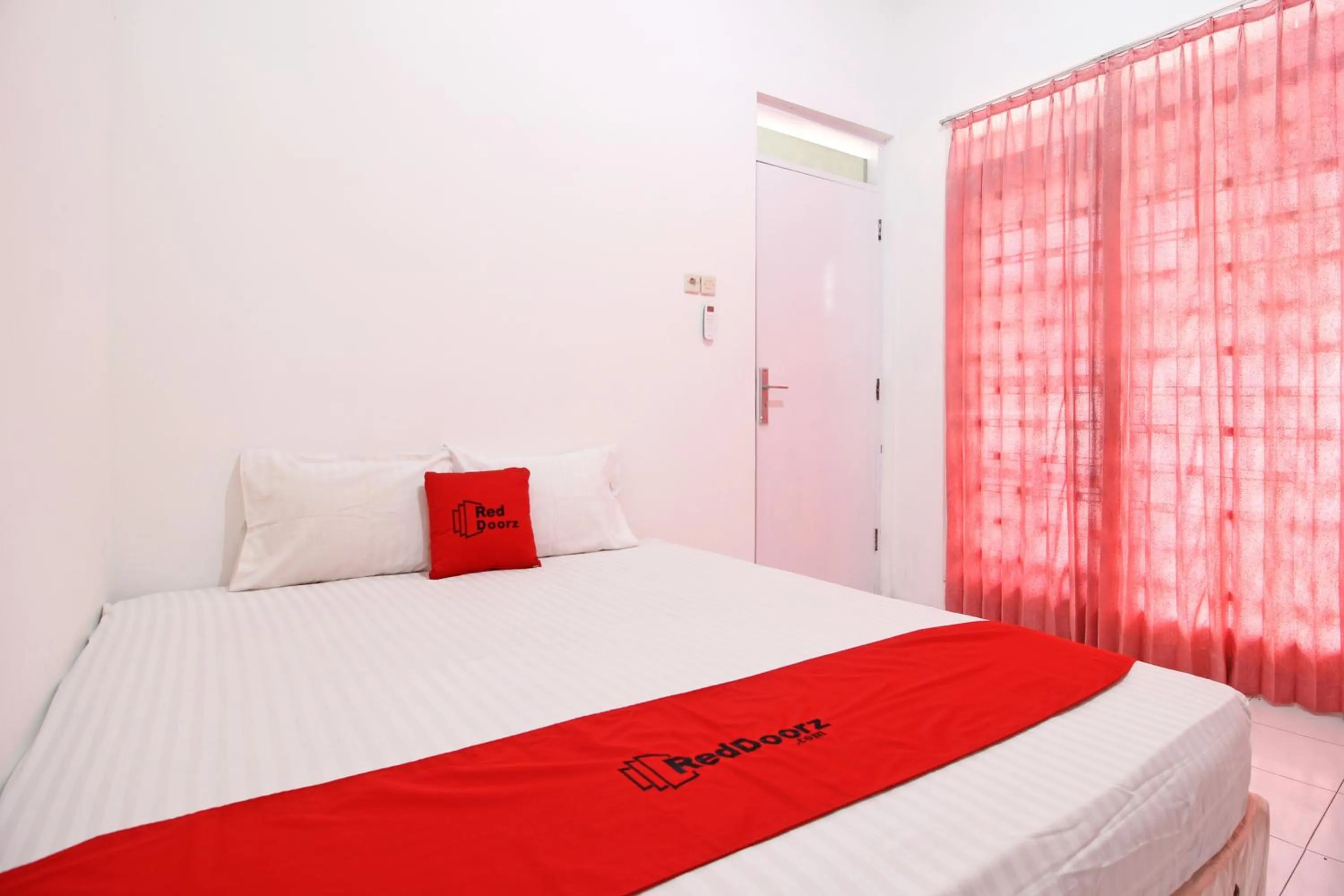 Bedroom, Bed in RedDoorz near Terminal Tirtonadi