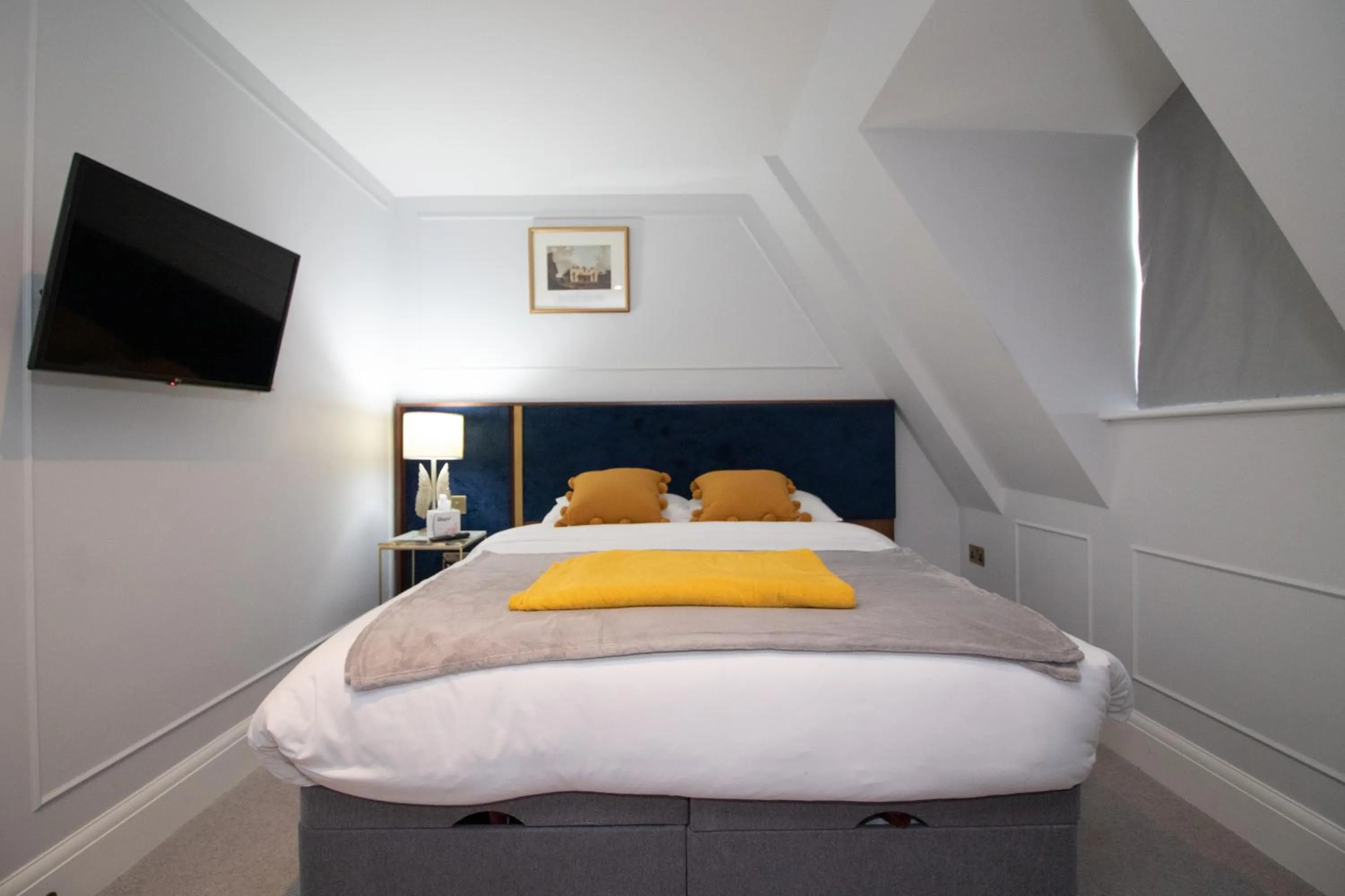 Bed in Three Falcons