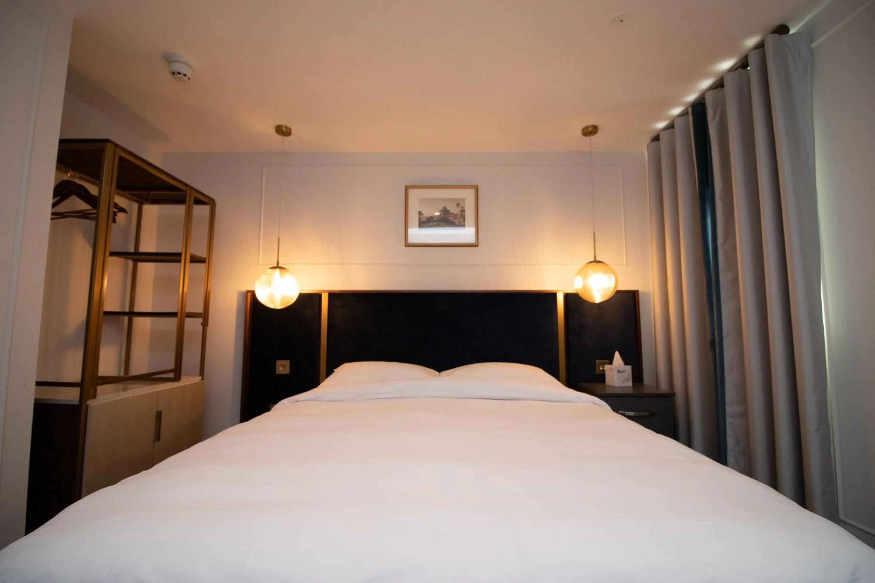 Bed in Three Falcons