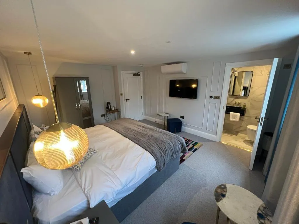 Bathroom, Bed in Three Falcons