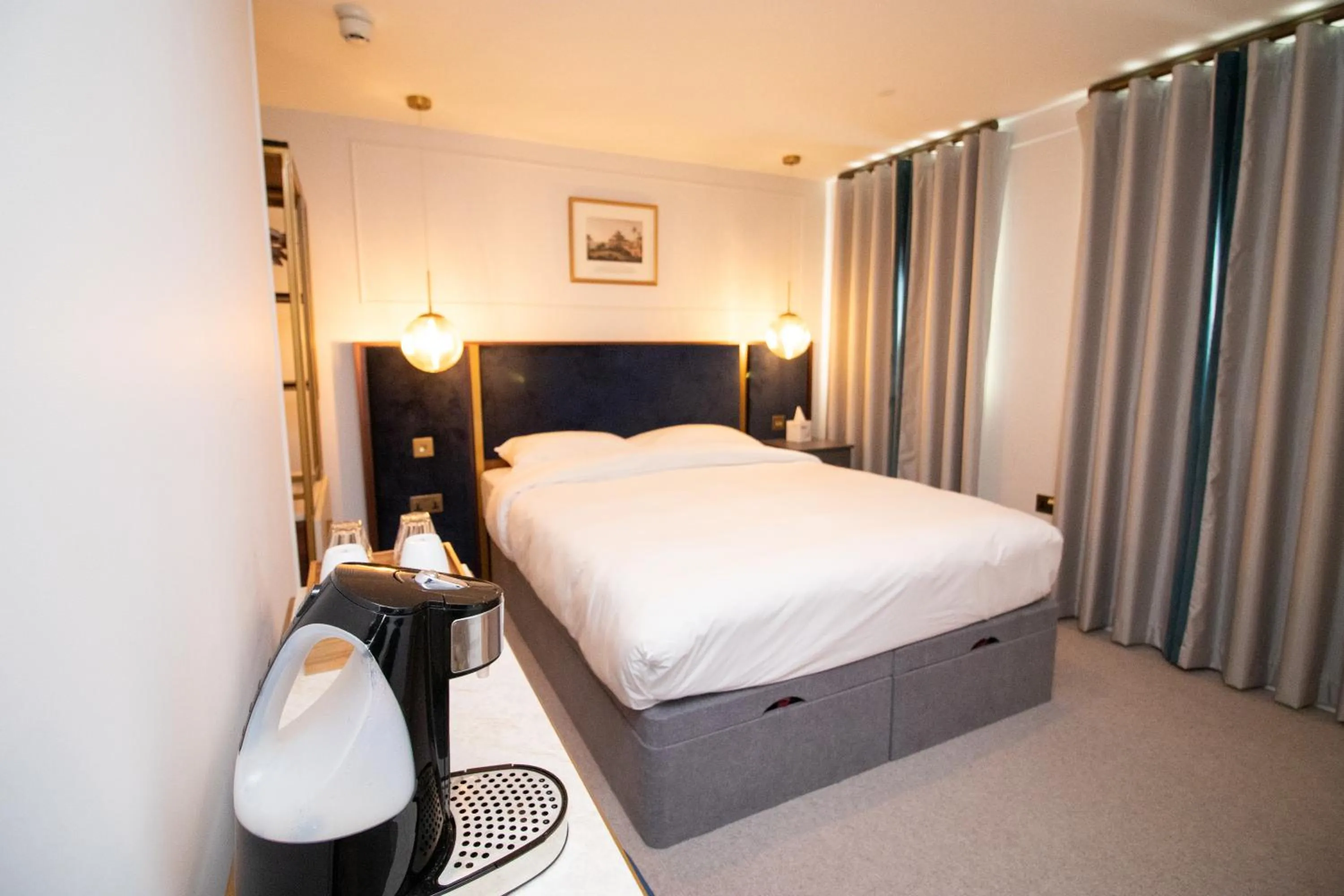 Bed in Three Falcons