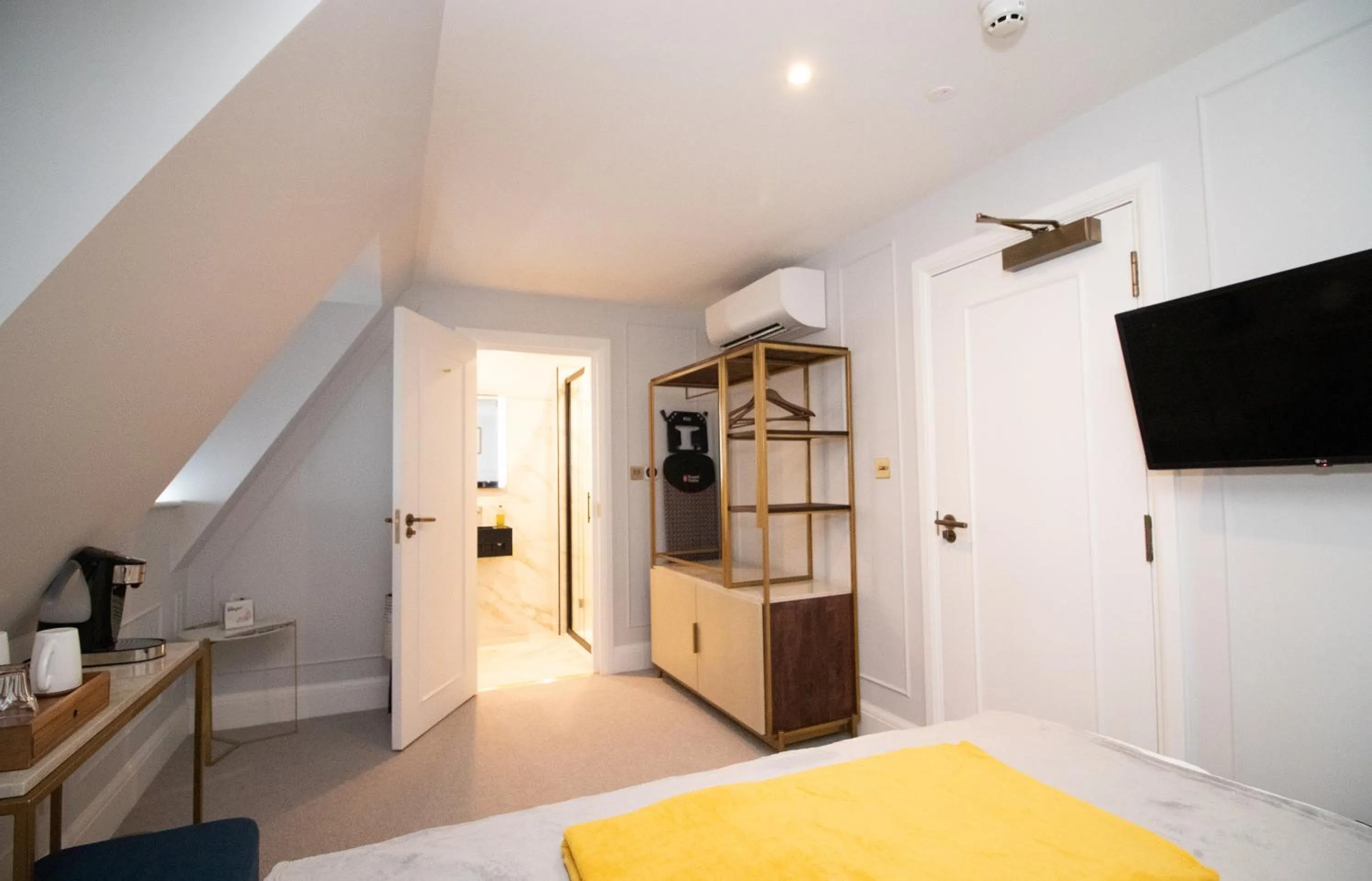 Bed in Three Falcons