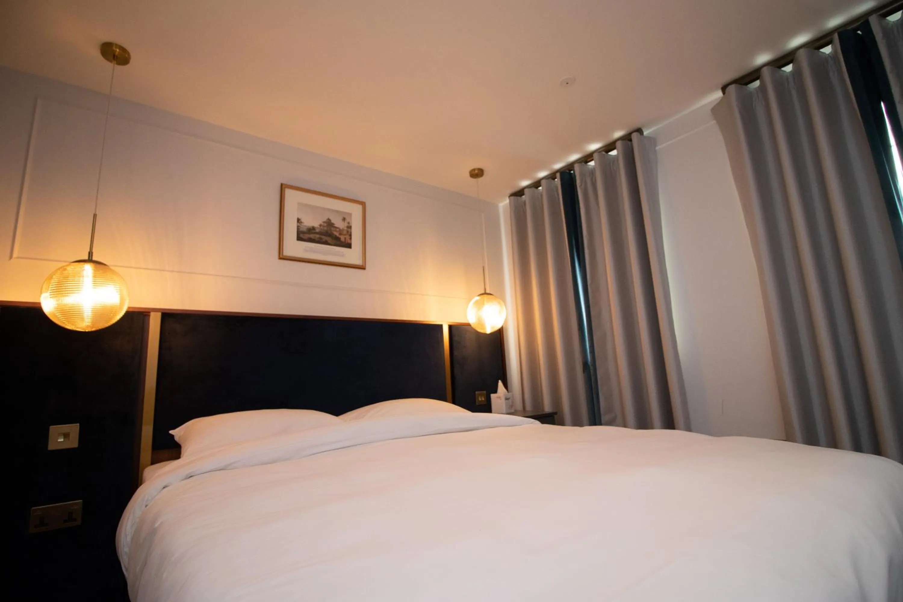 Bed in Three Falcons