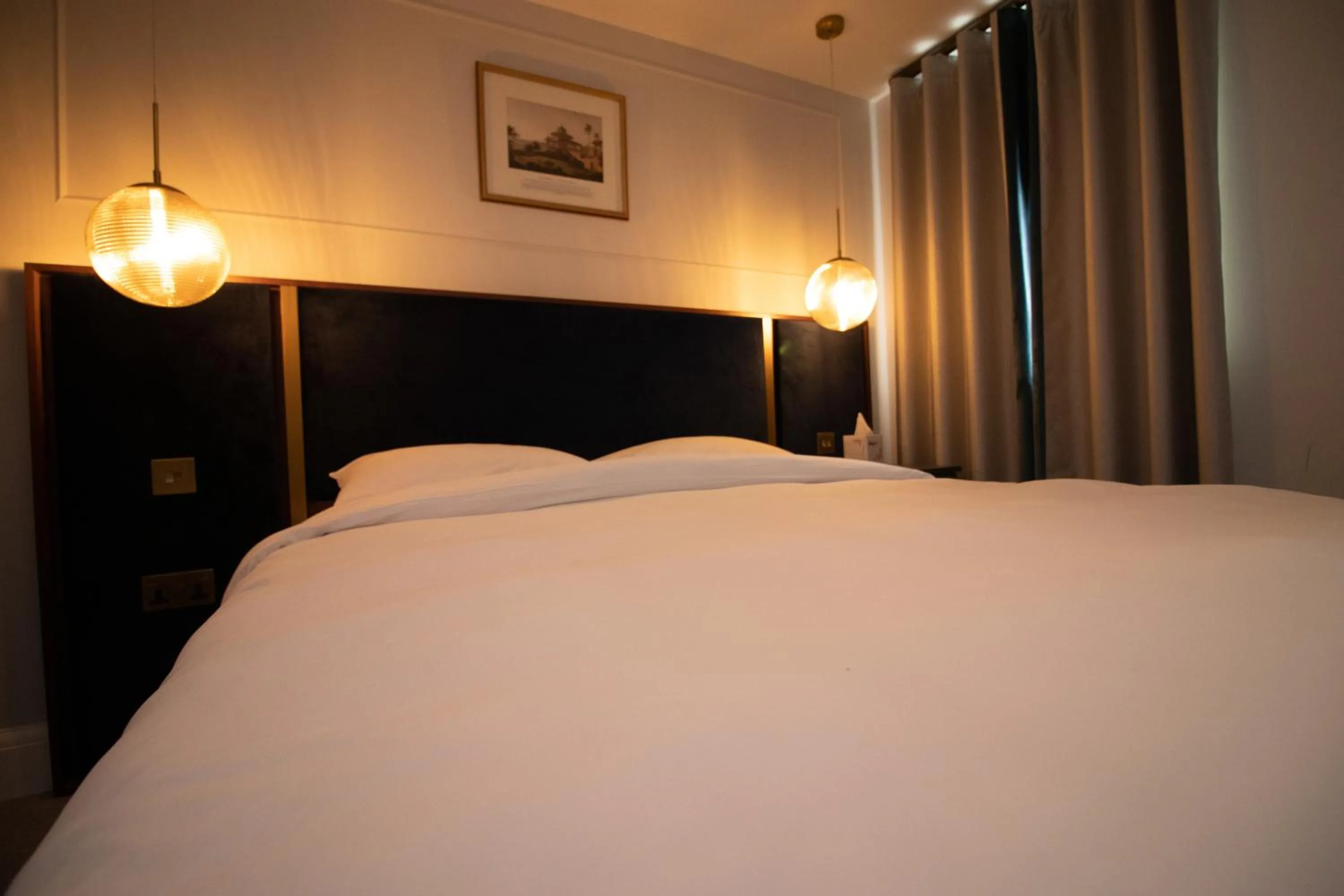 Bed in Three Falcons