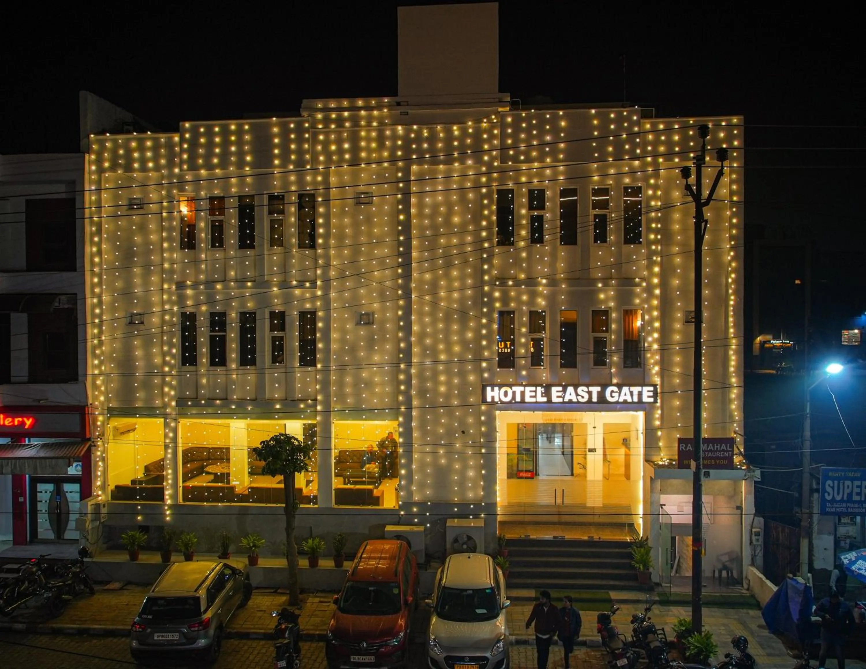 Property building in Hotel Agra Dazzling East Gate