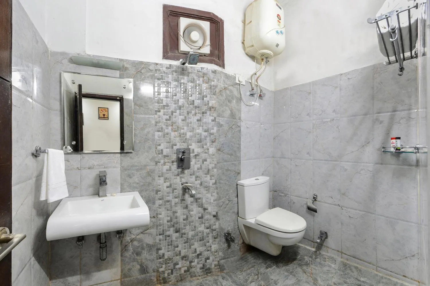 Toilet in Hotel Agra Dazzling East Gate