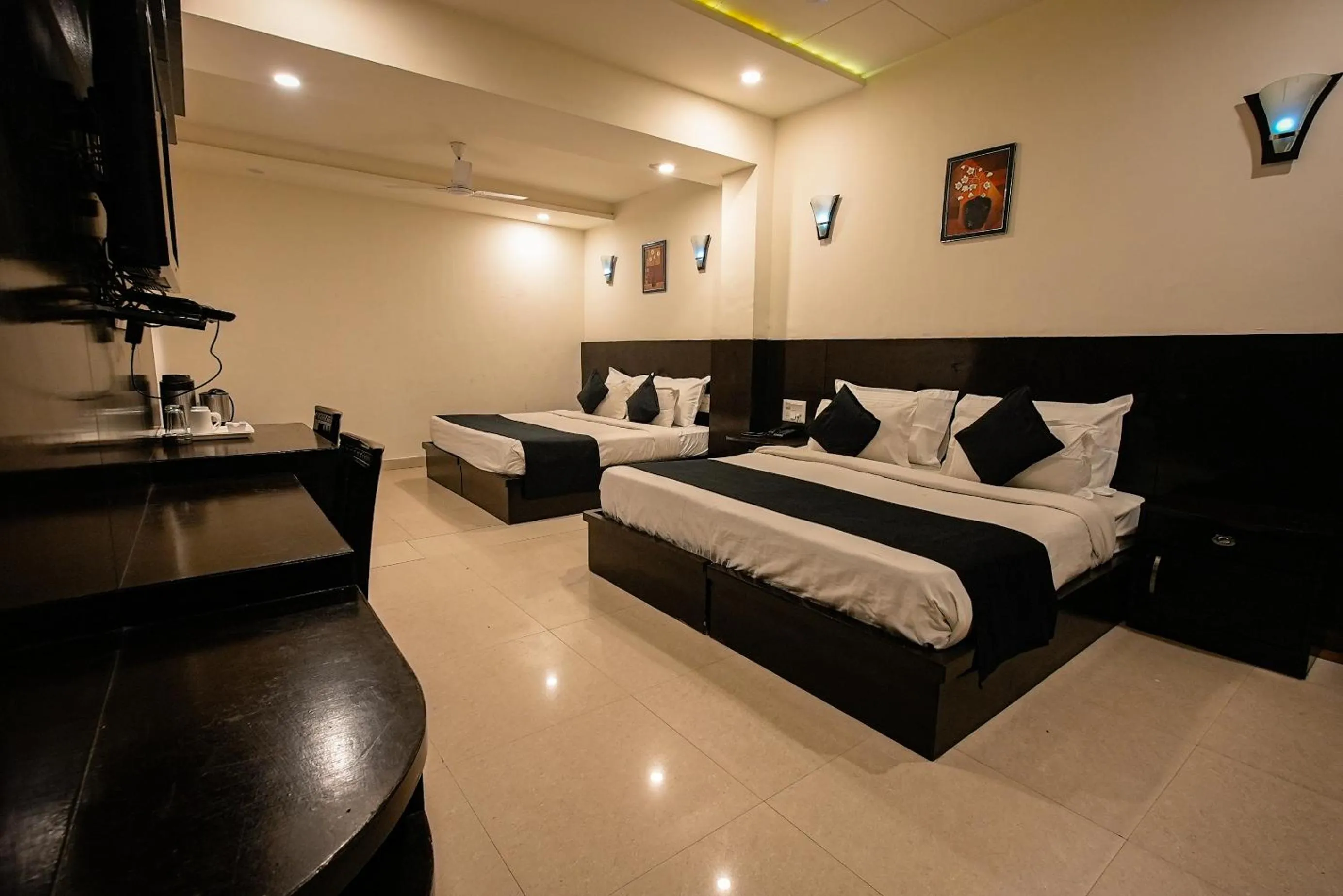 Photo of the whole room, Bed in Hotel Agra Dazzling East Gate