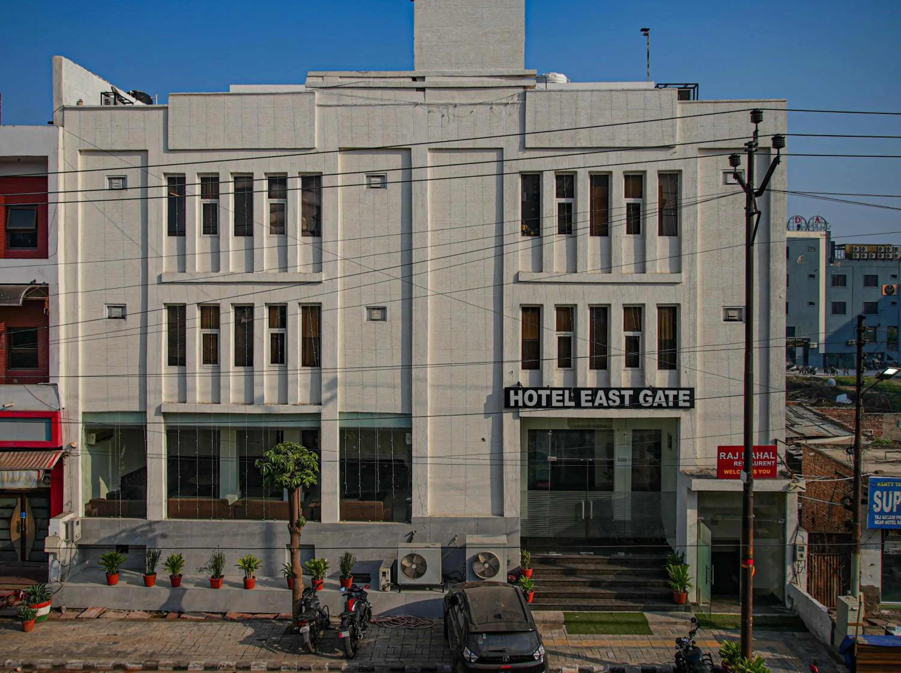 Property building in Hotel Agra Dazzling East Gate