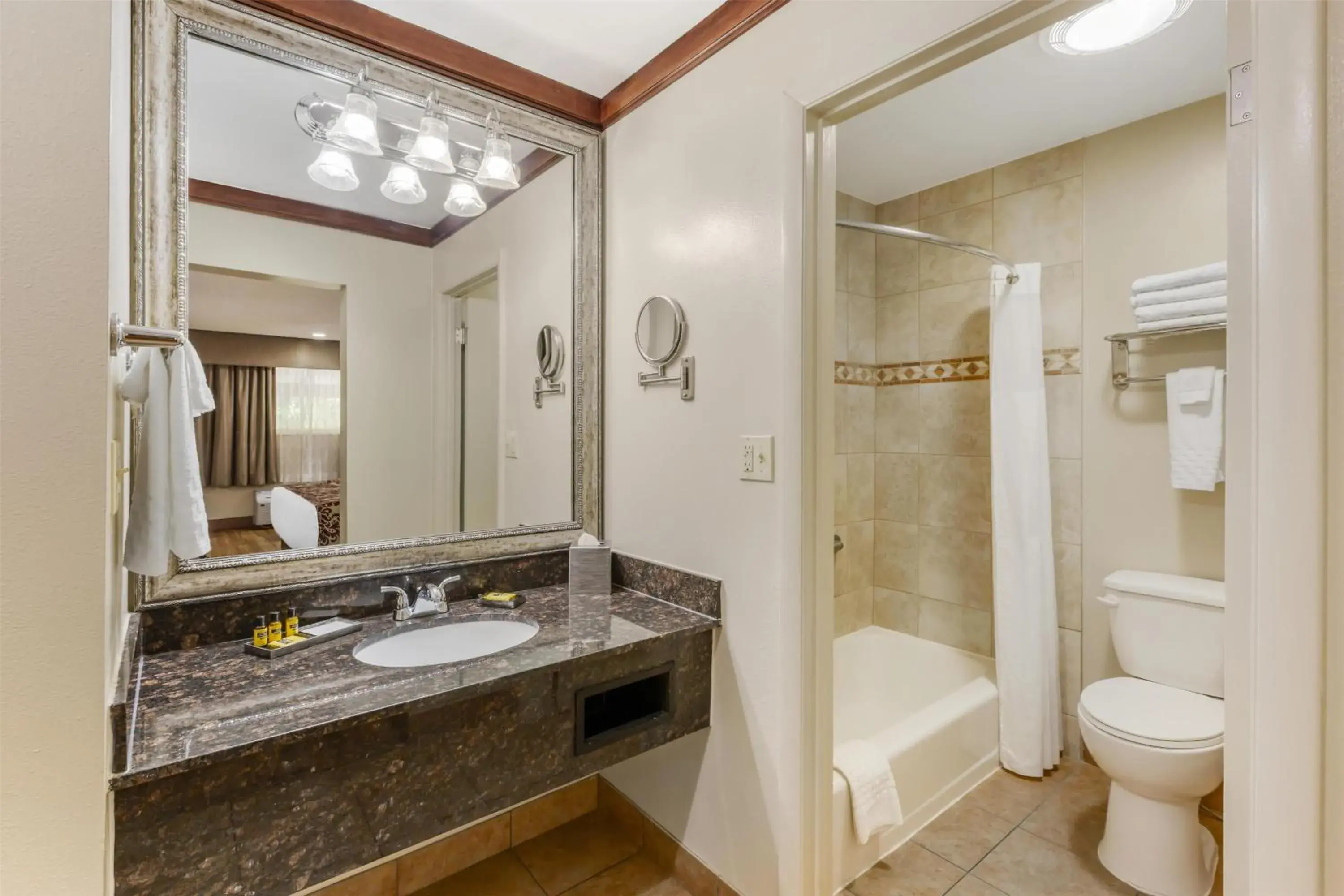 King Room - Non-Smoking in Best Western Plus Greenwell Inn King Room - Non-Smoking in Best Western Plus Greenwell Inn