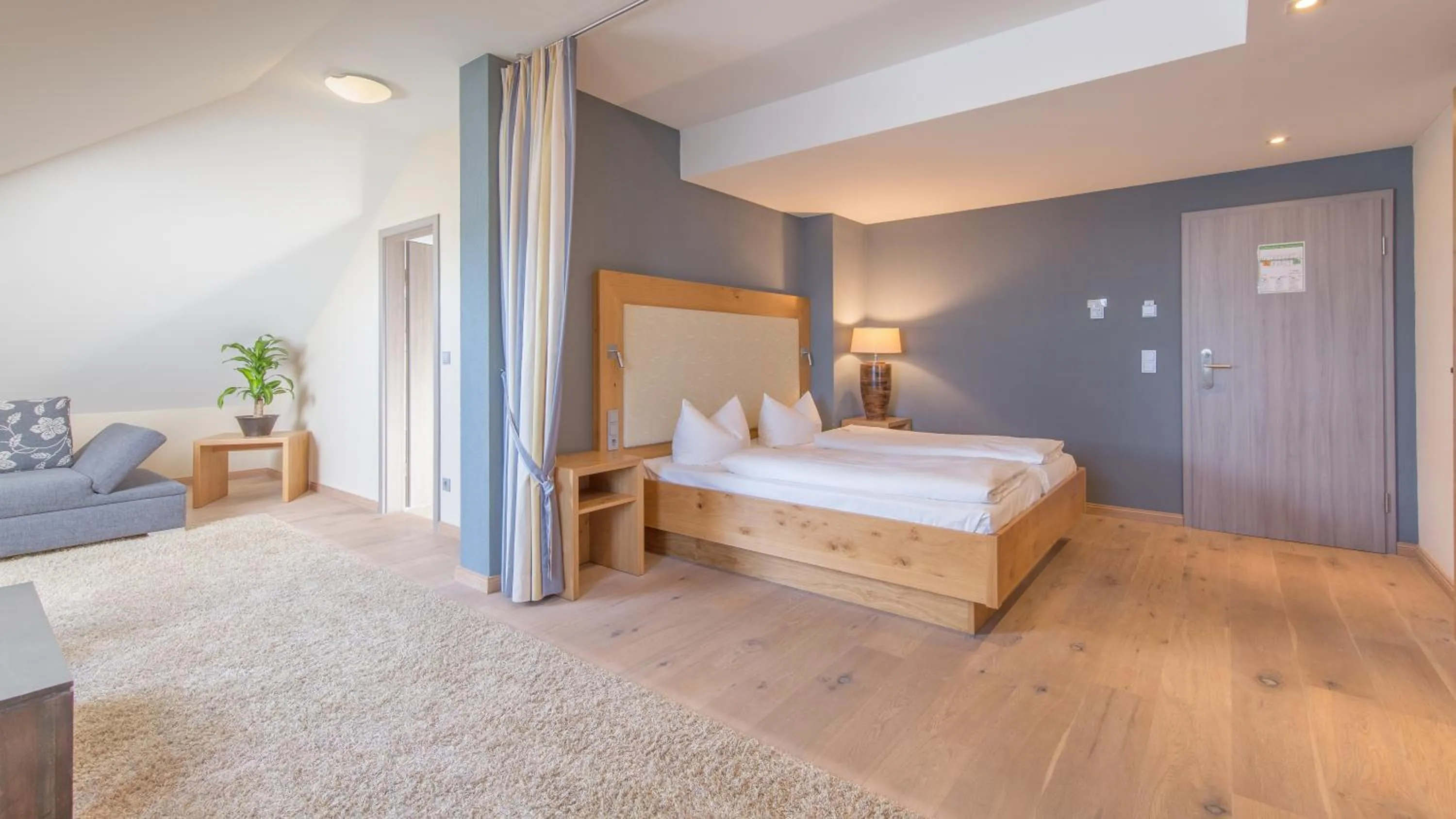 Photo of the whole room, Bed in Heuboden Hotel Landhaus Blum
