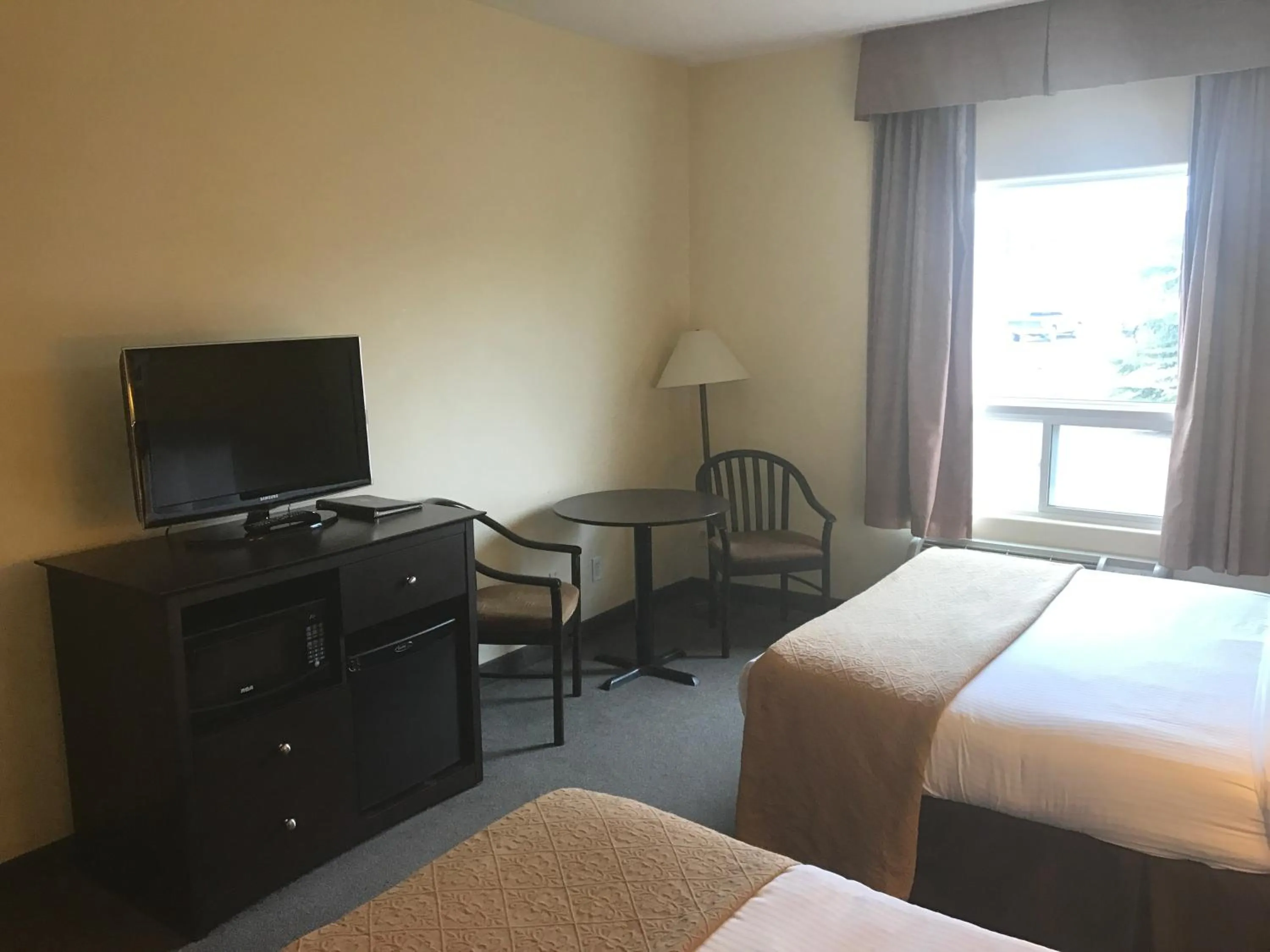 Bed in Super 8 by Wyndham Barrie South