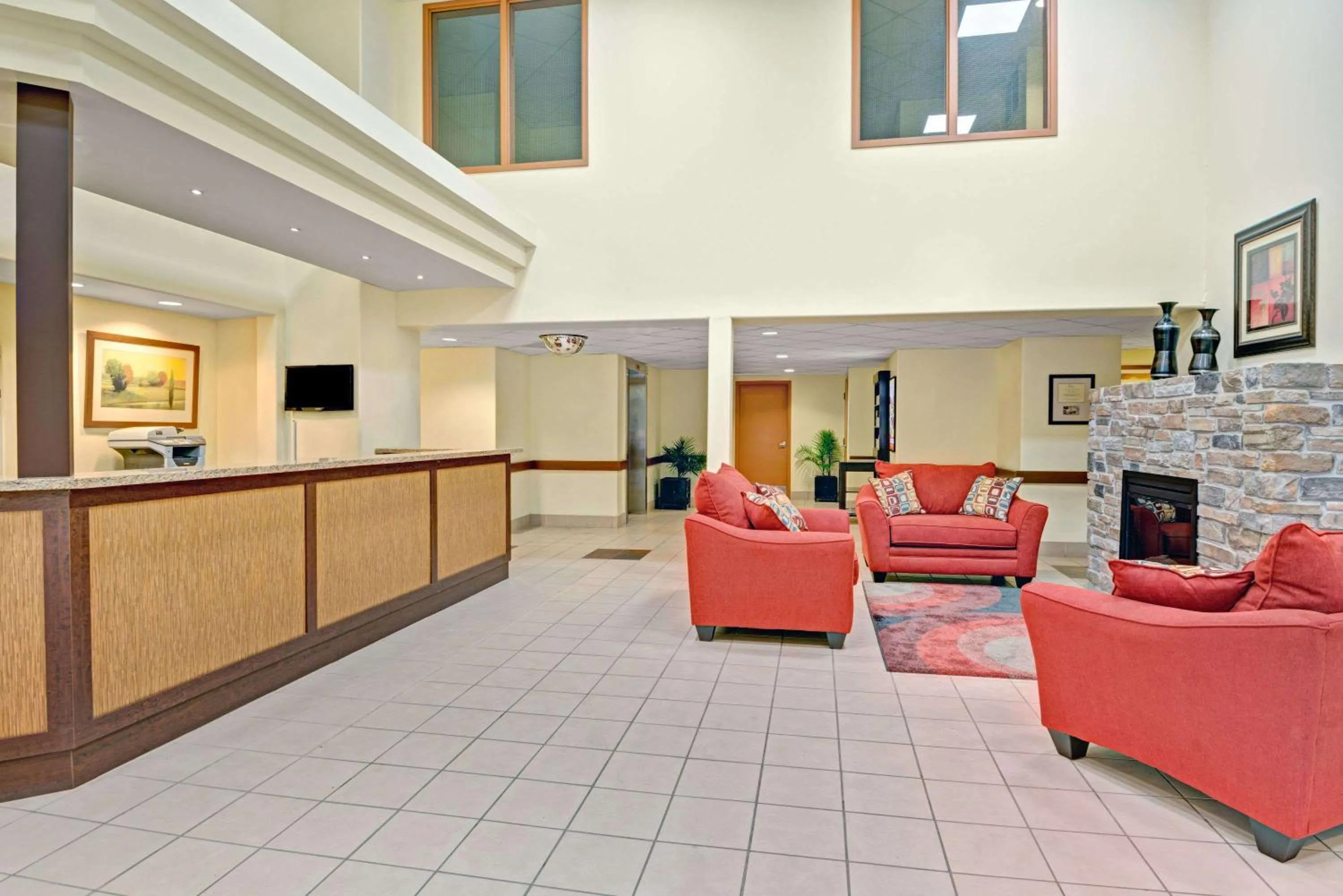 Lobby or reception in Super 8 by Wyndham Barrie South