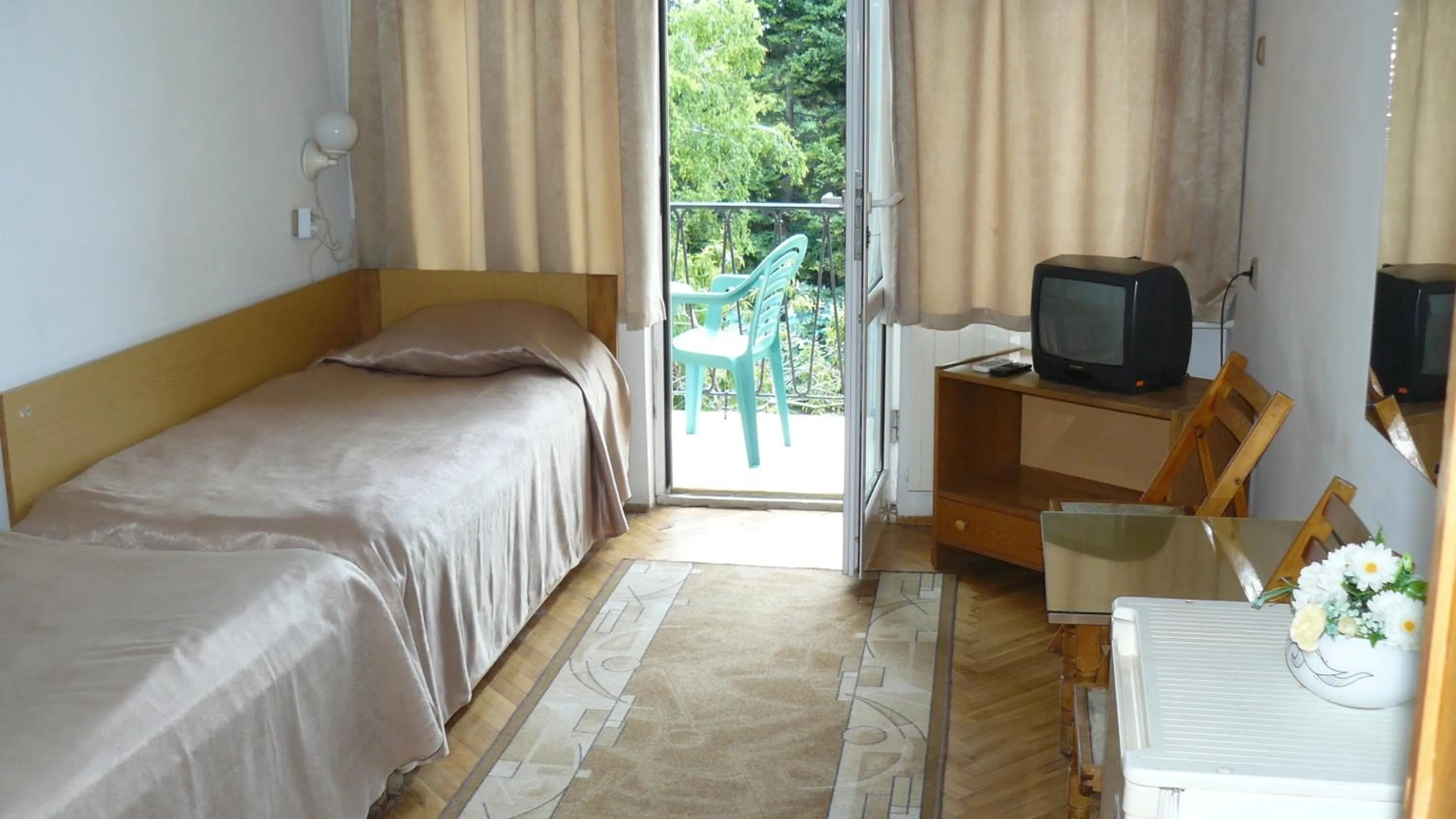 TV/Entertainment Center in Hotel Briz 3 - Free Parking