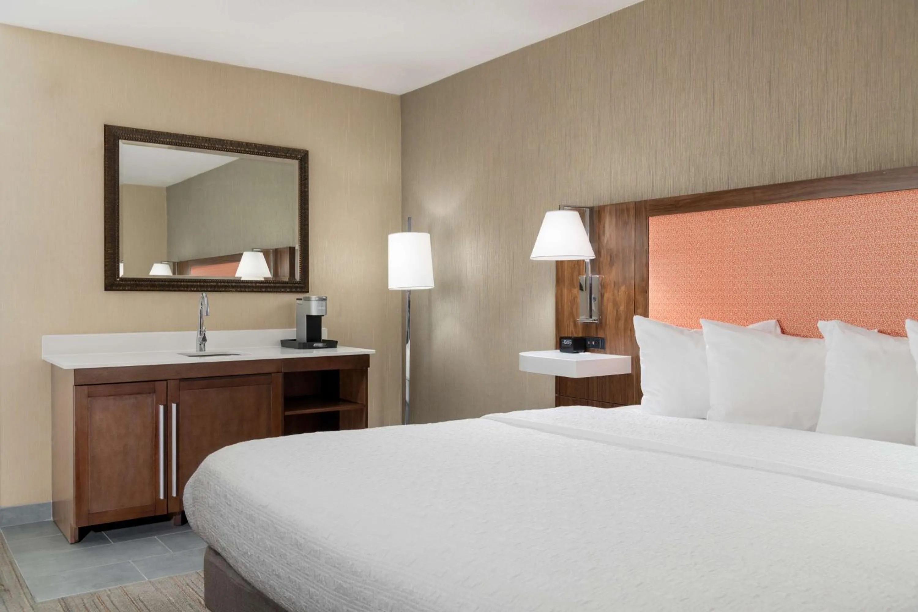 Bed in Hampton Inn & Suites Sacramento-Auburn Boulevard