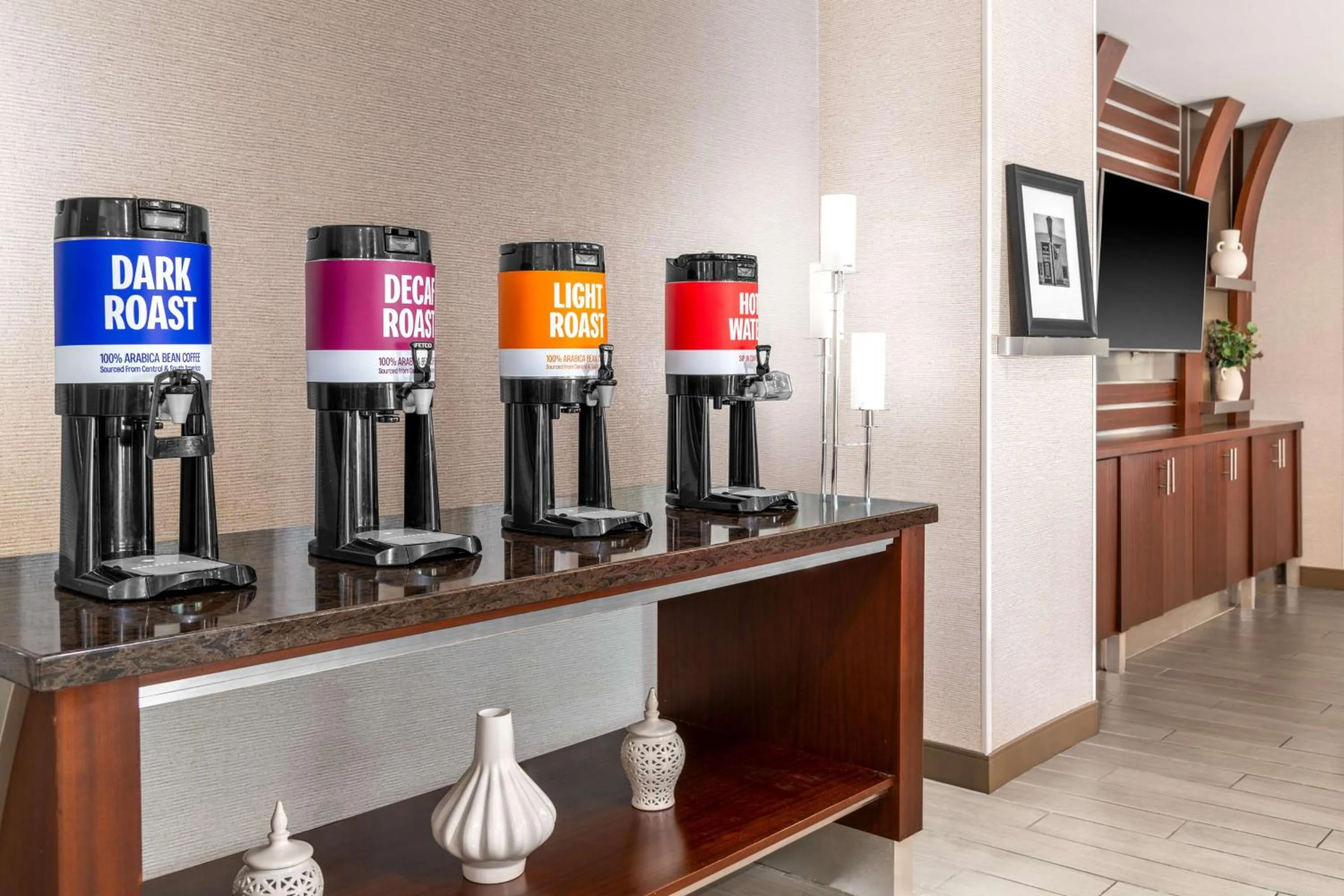 Dining area in Hampton Inn & Suites Sacramento-Auburn Boulevard