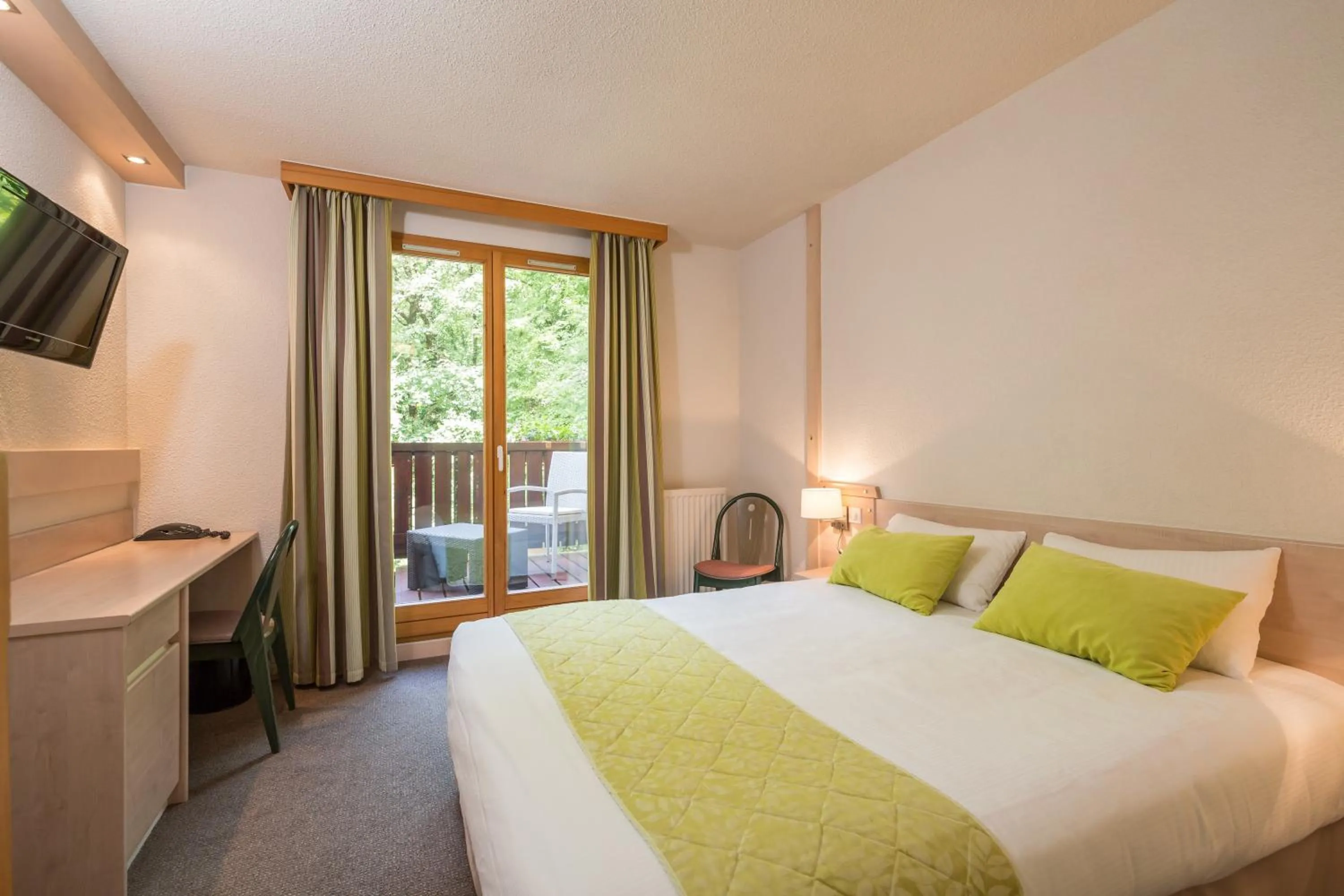 Bed in Le Bois Dormant-Hôtel Restaurant & Spa Logis Hôtel