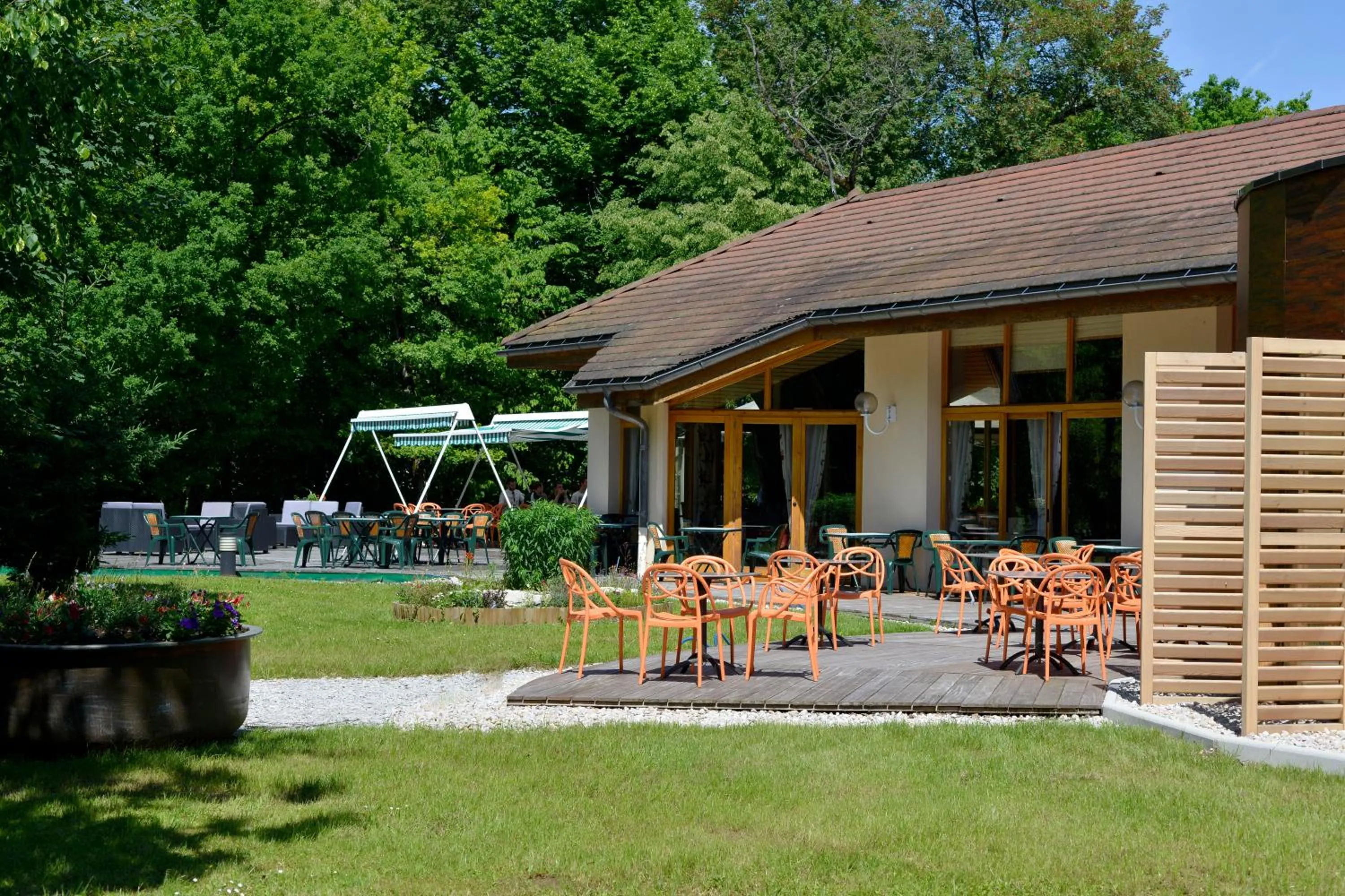 Patio in Le Bois Dormant-Hôtel Restaurant & Spa Logis Hôtel