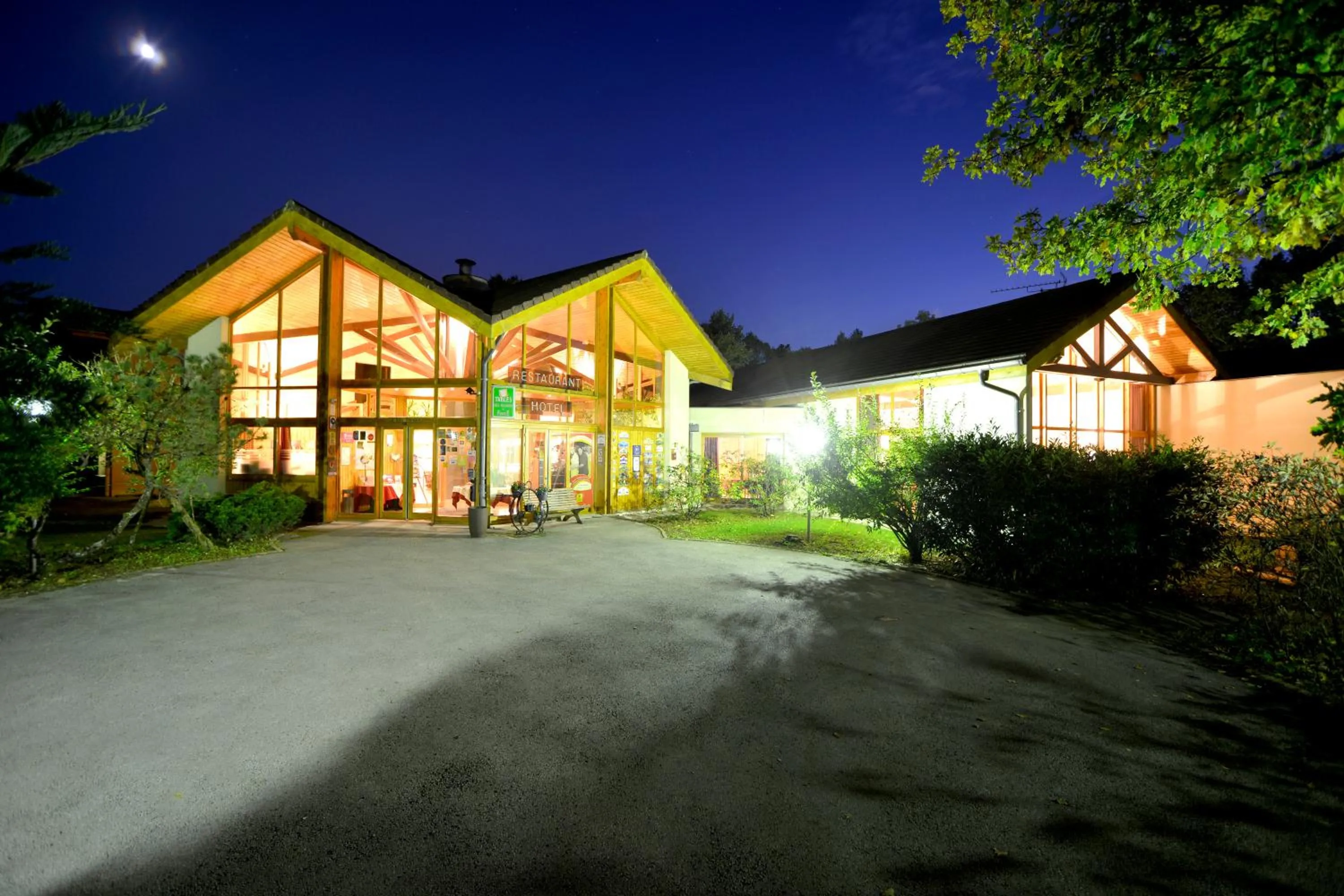 Facade/entrance in Le Bois Dormant-Hôtel Restaurant & Spa Logis Hôtel