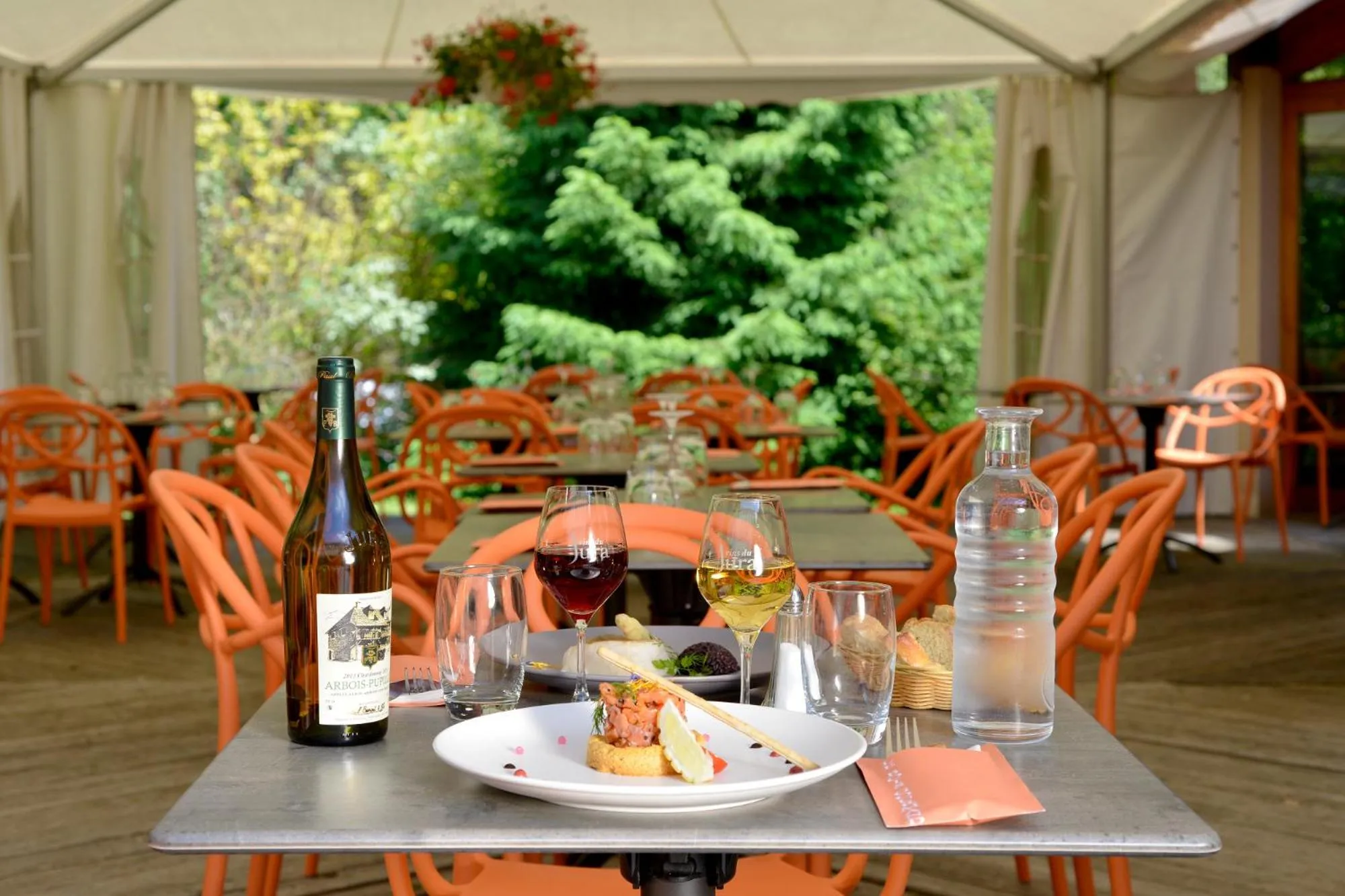 Patio in Le Bois Dormant-Hôtel Restaurant & Spa Logis Hôtel