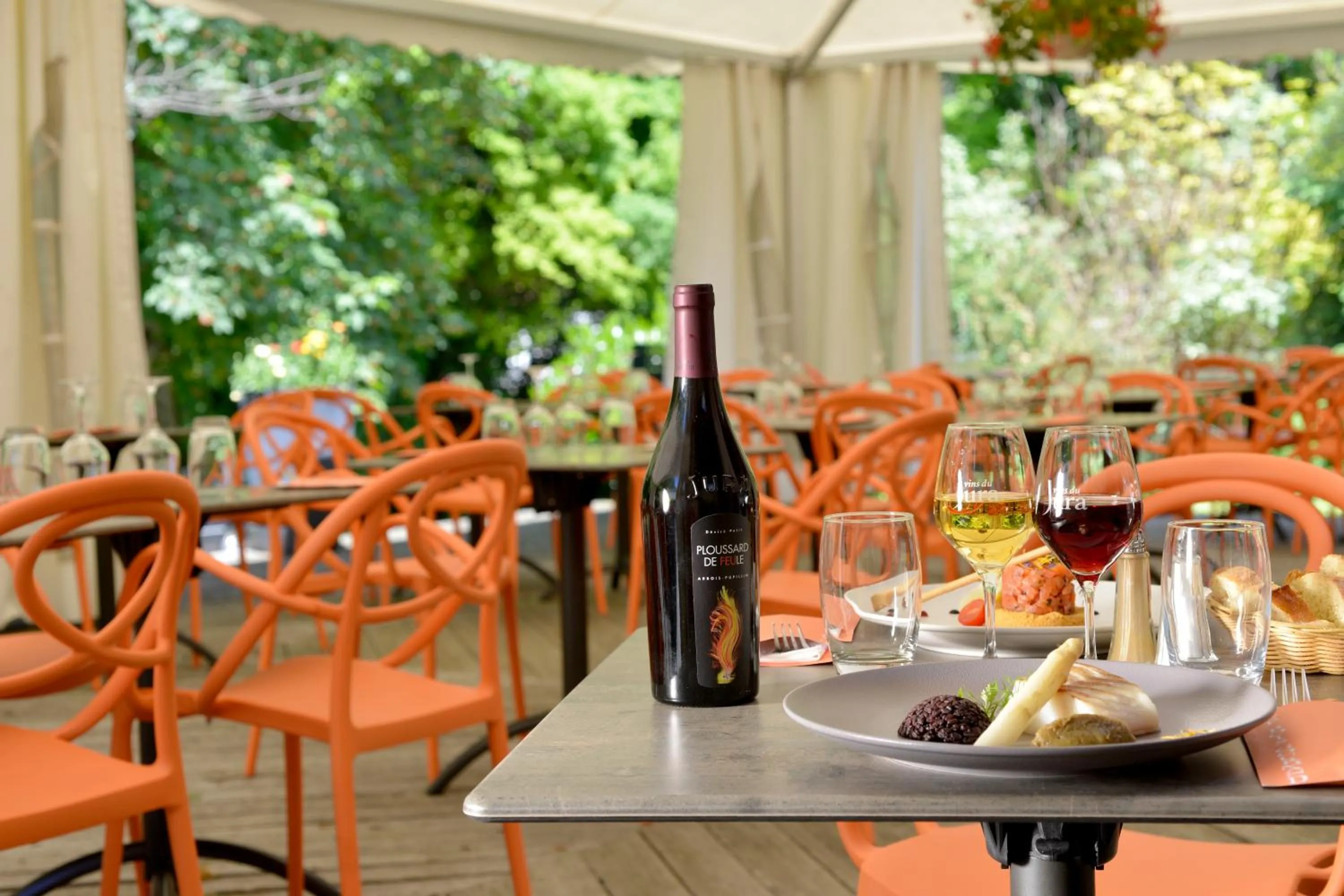 Patio in Le Bois Dormant-Hôtel Restaurant & Spa Logis Hôtel