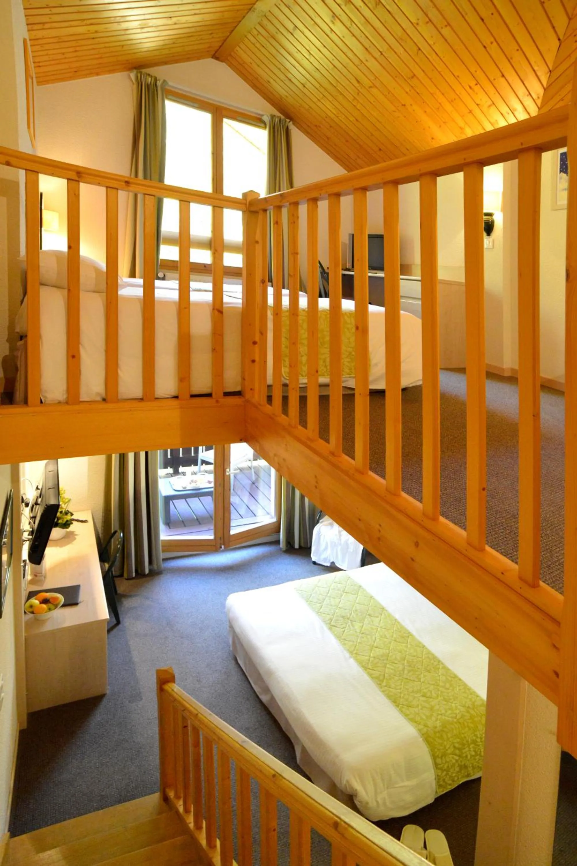 Staff, Bed in Le Bois Dormant-Hôtel Restaurant & Spa Logis Hôtel