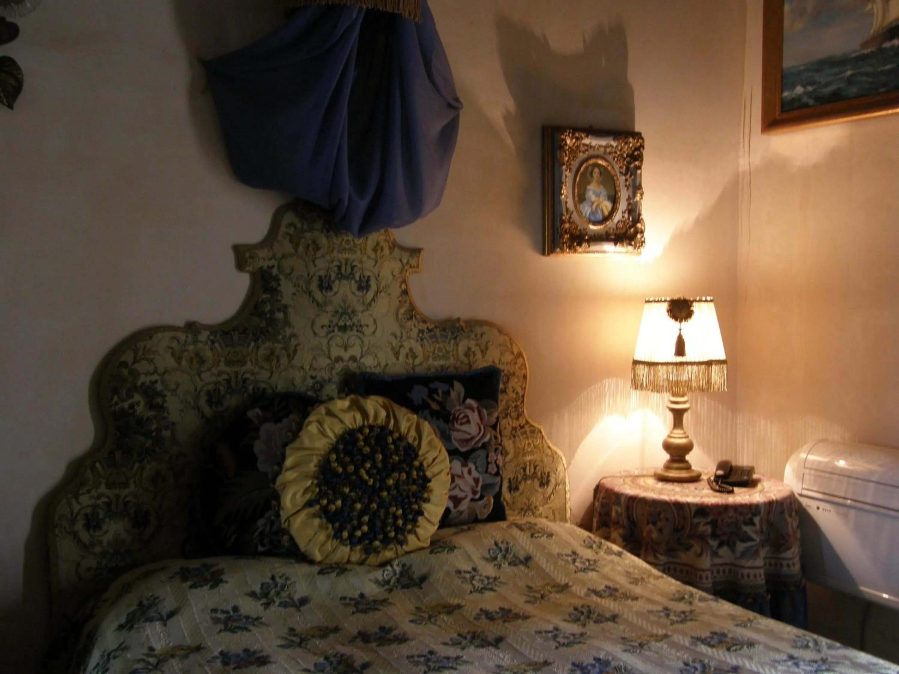 Decorative detail, Bed in Hotel Castello Di Vigoleno