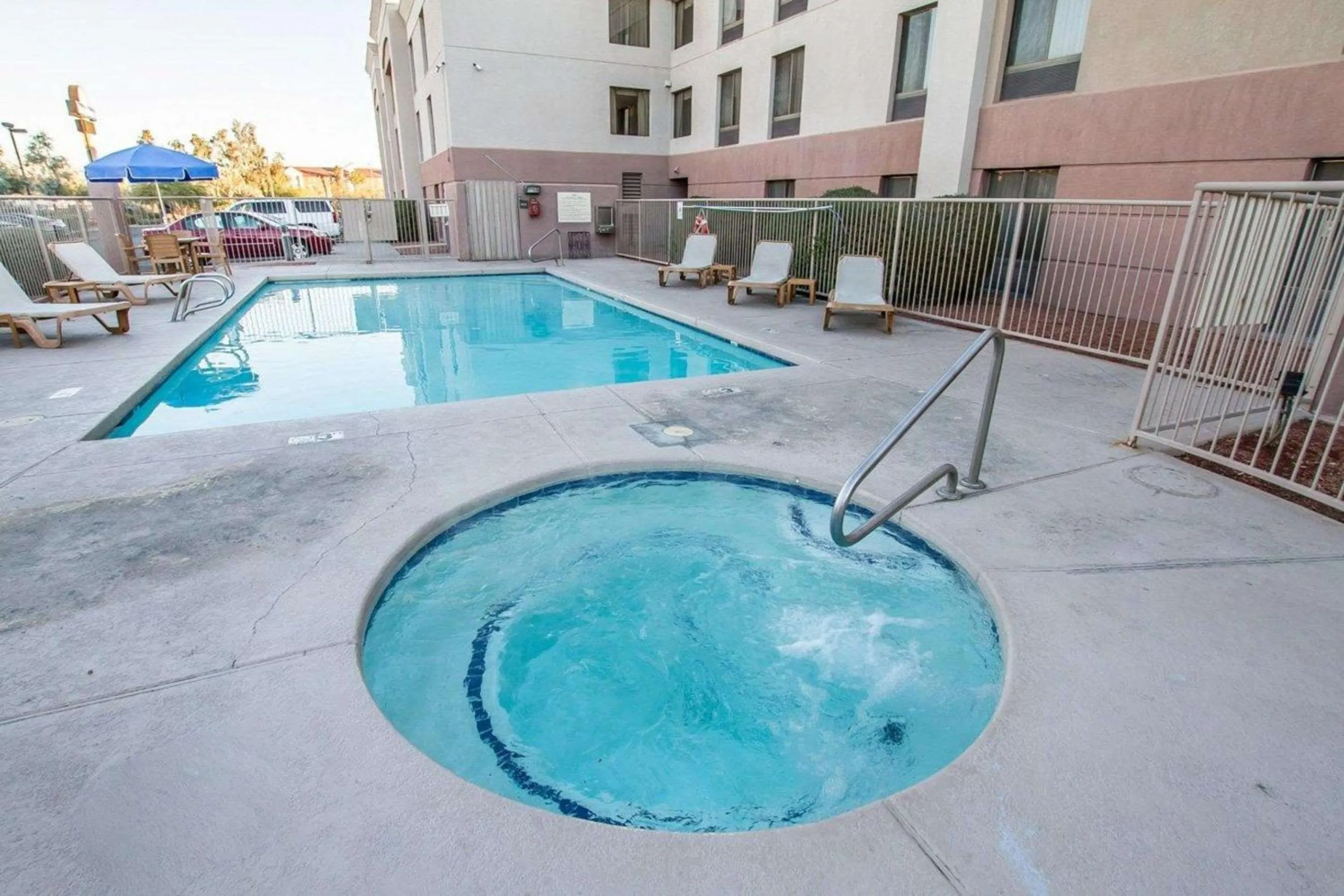 Swimming pool in Comfort Inn I-10 West at 51st Ave
