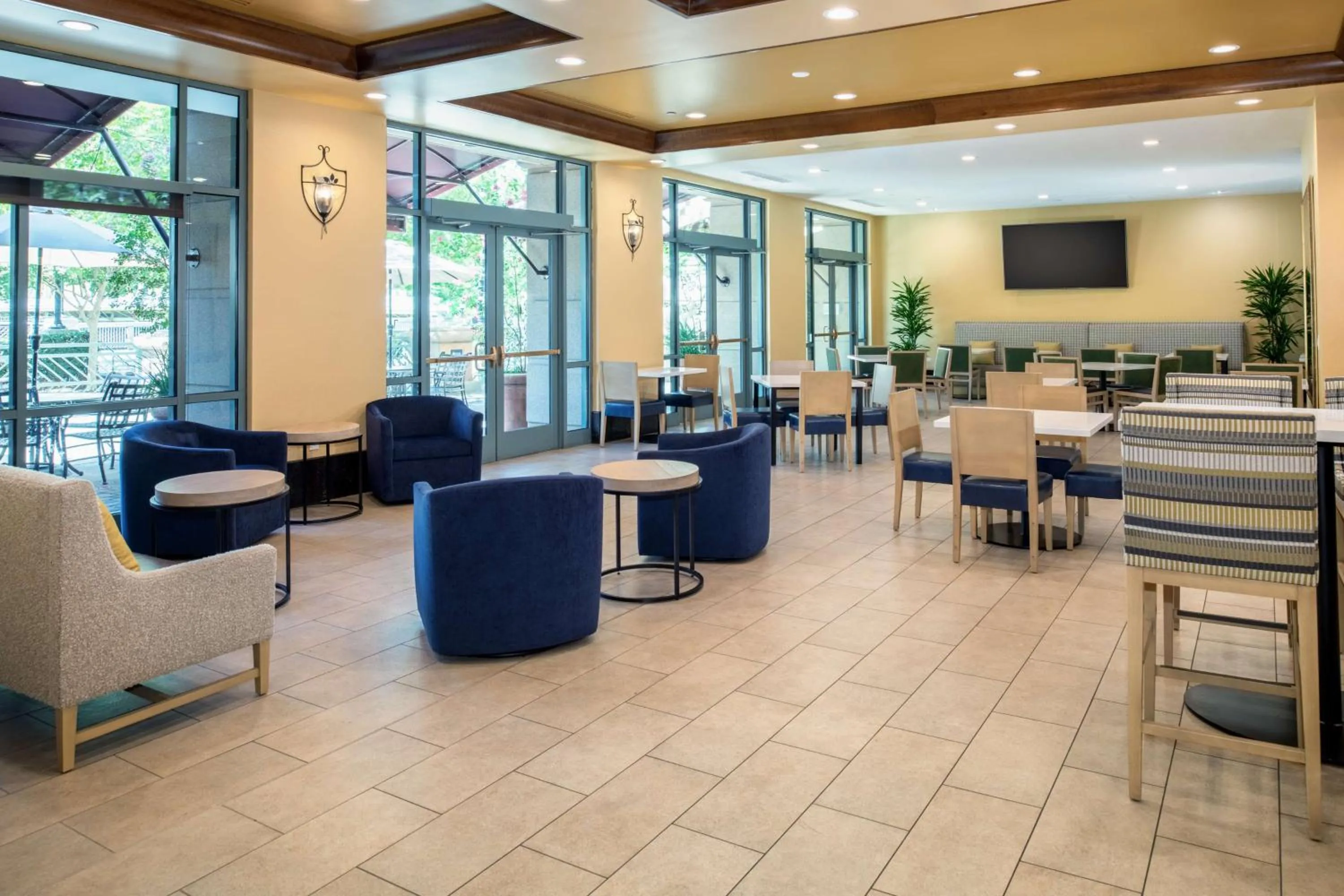 Lobby or reception in Embassy Suites by Hilton Sacramento Riverfront Promenade