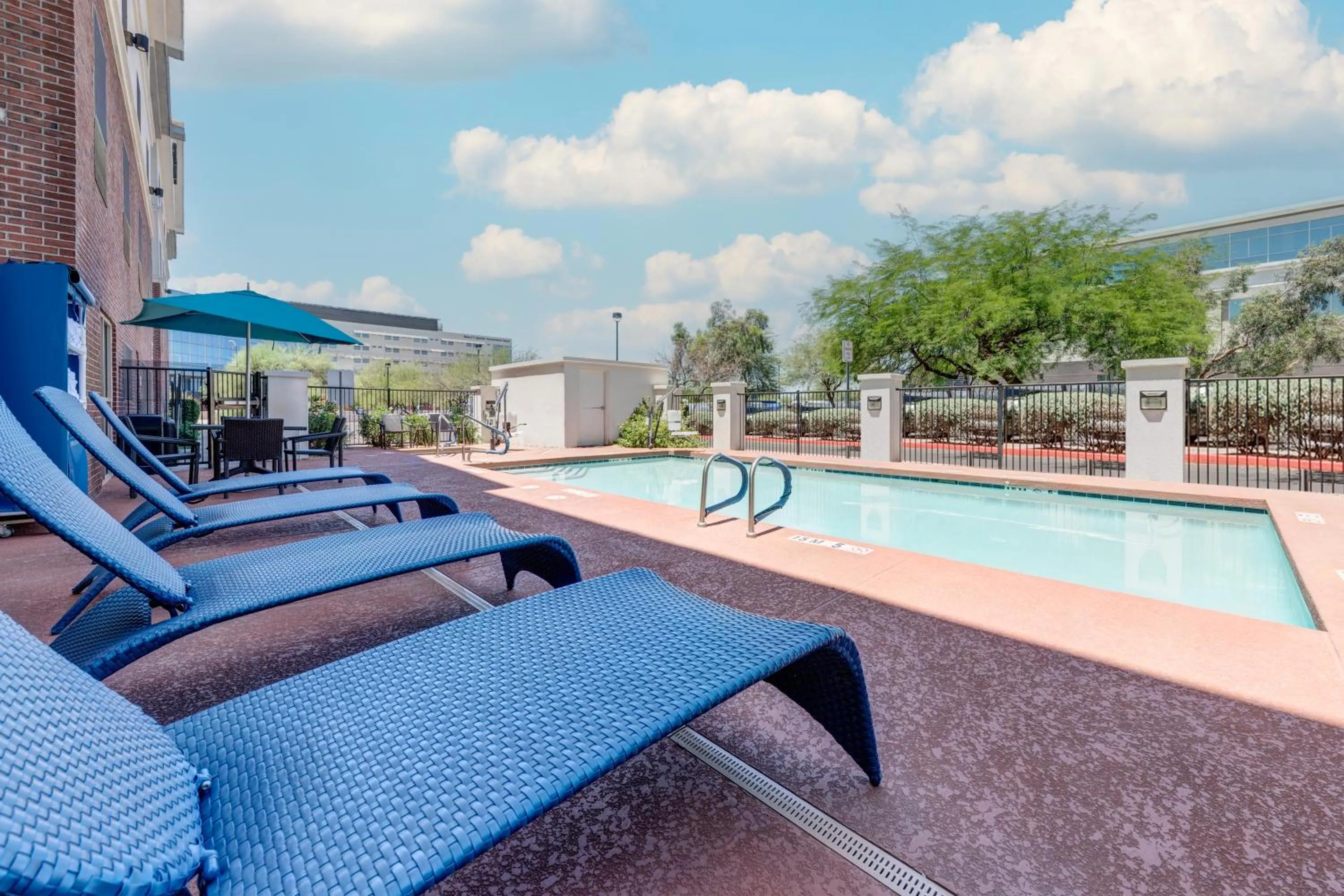 Swimming pool in Hampton Inn Phoenix Midtown Downtown Area