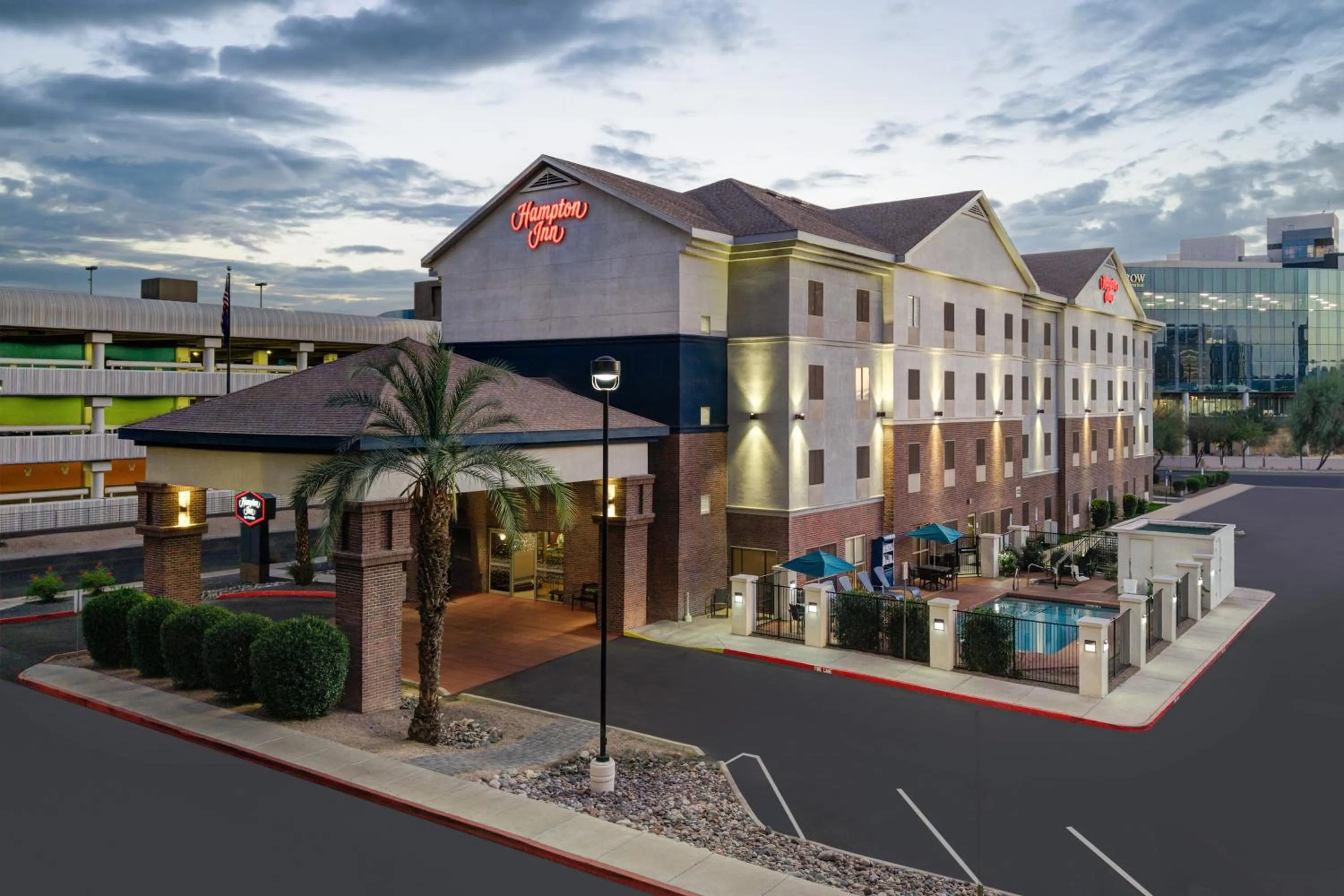 Property building in Hampton Inn Phoenix Midtown Downtown Area