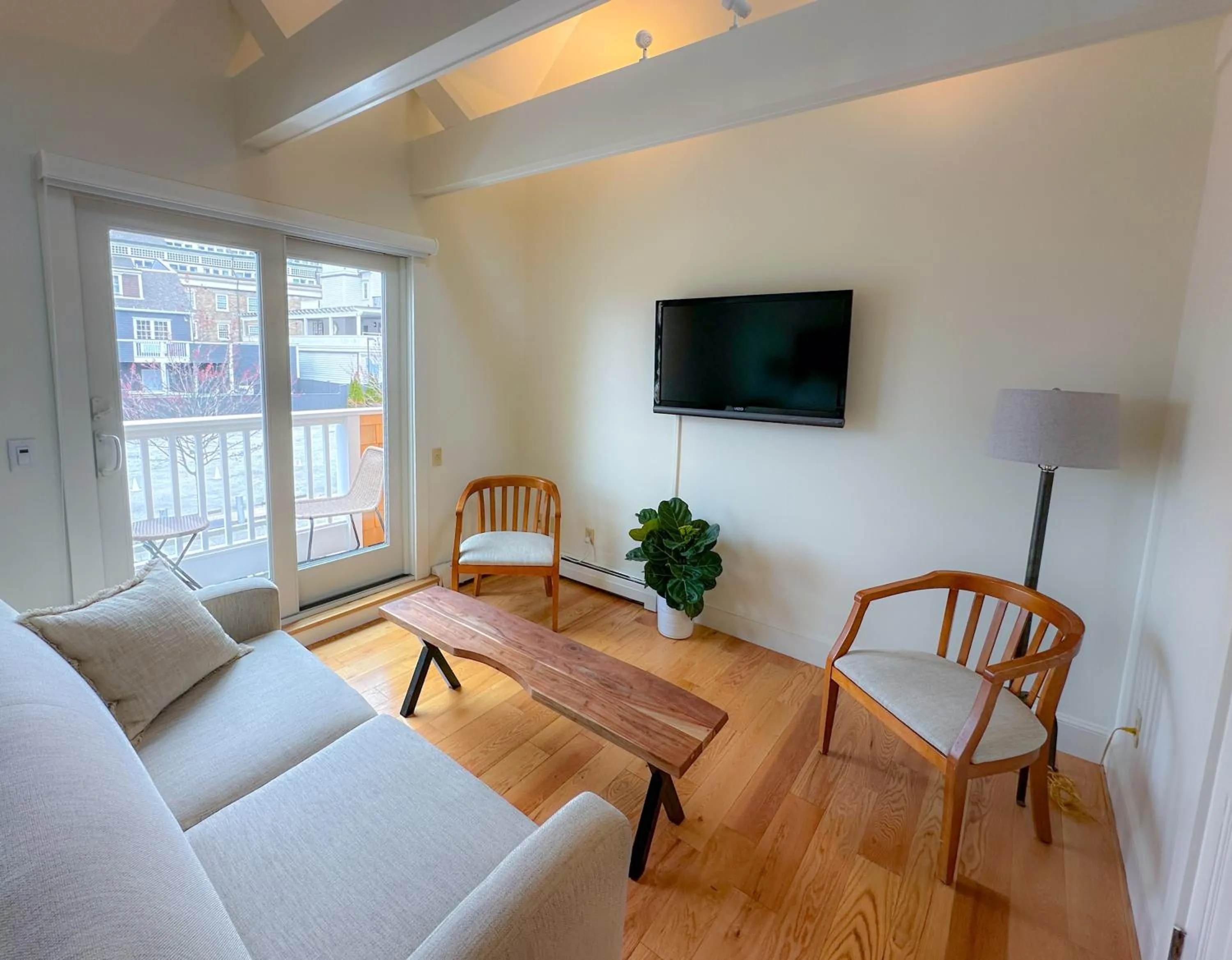 TV and multimedia in Harborside Inn