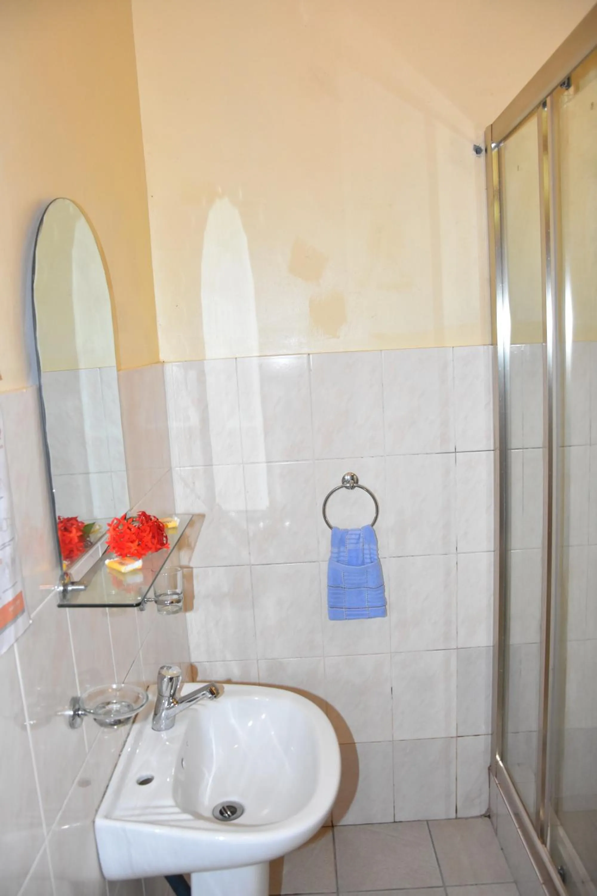 Bathroom in Reef Holiday Apartments