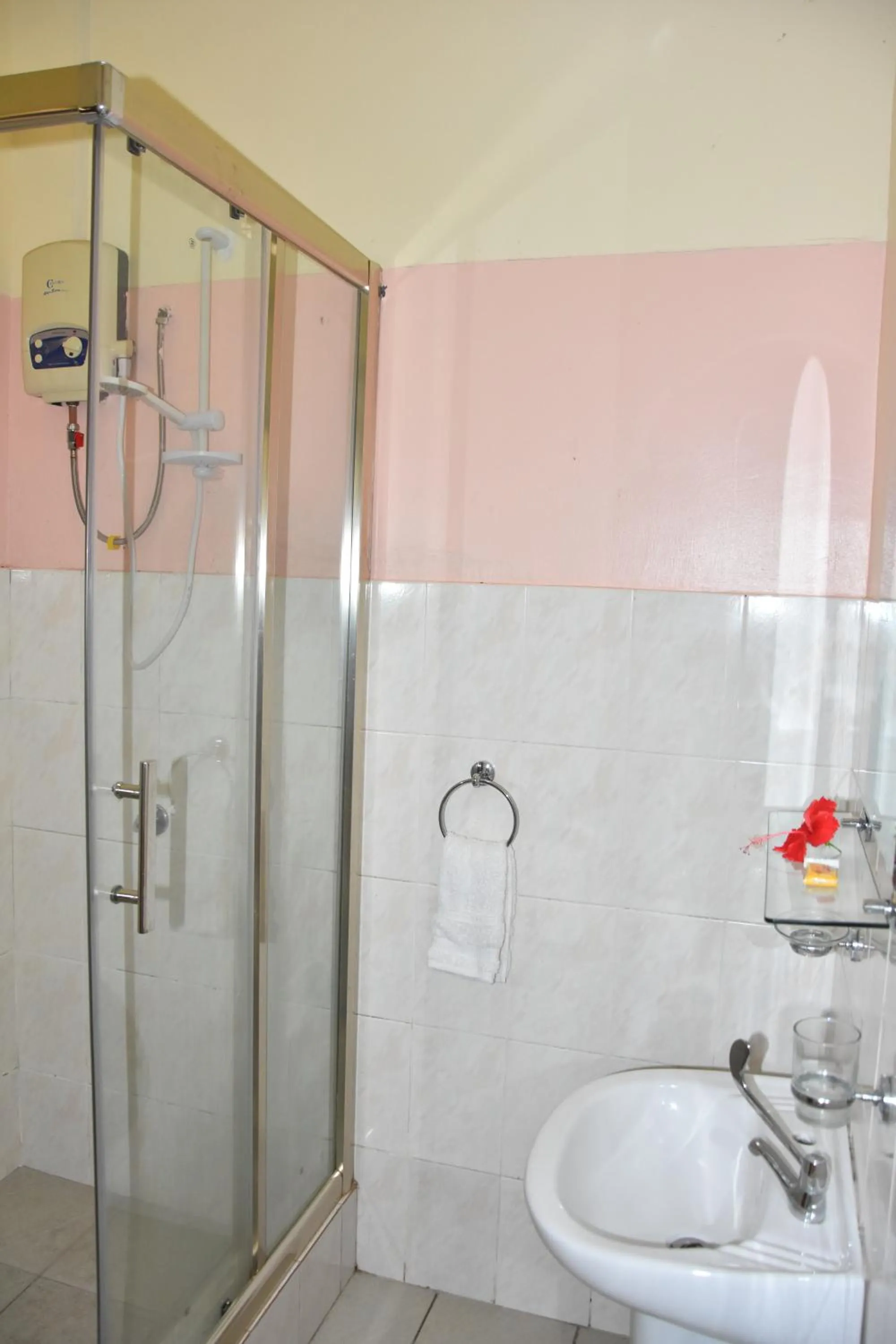 Bathroom in Reef Holiday Apartments