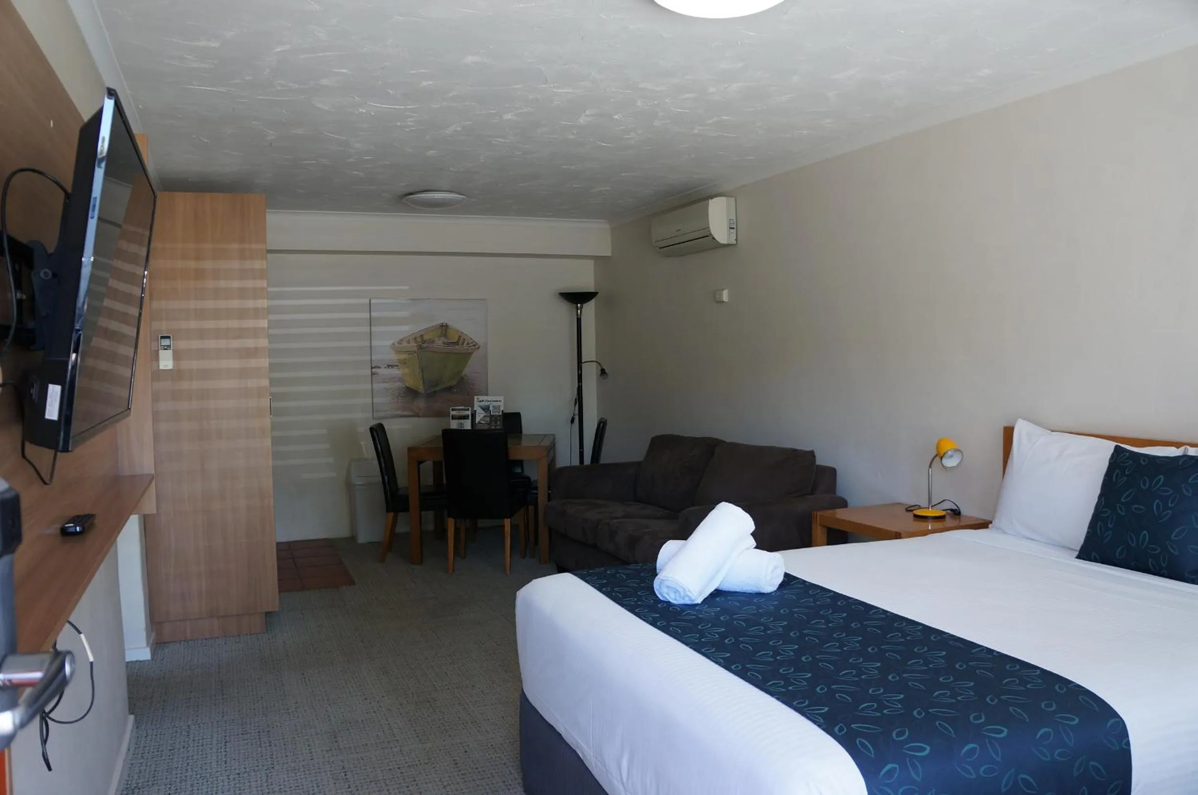 Bed in Waves Motel and Apartments