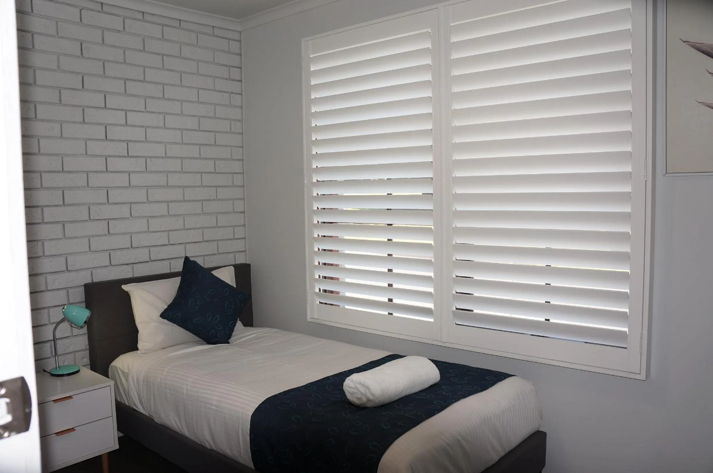 Bed in Waves Motel and Apartments