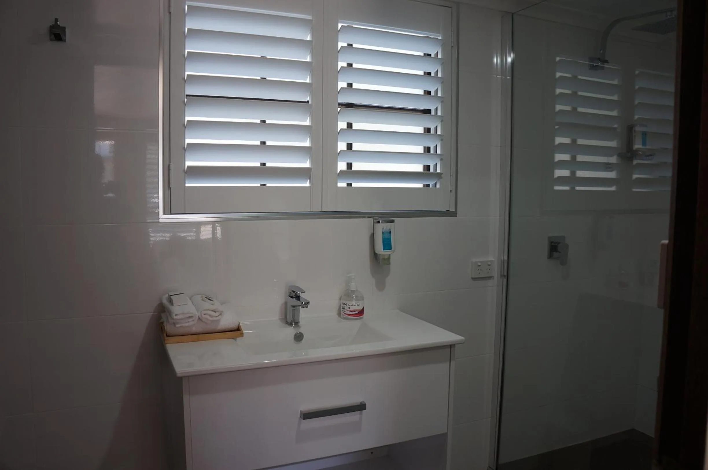 Bathroom in Waves Motel and Apartments