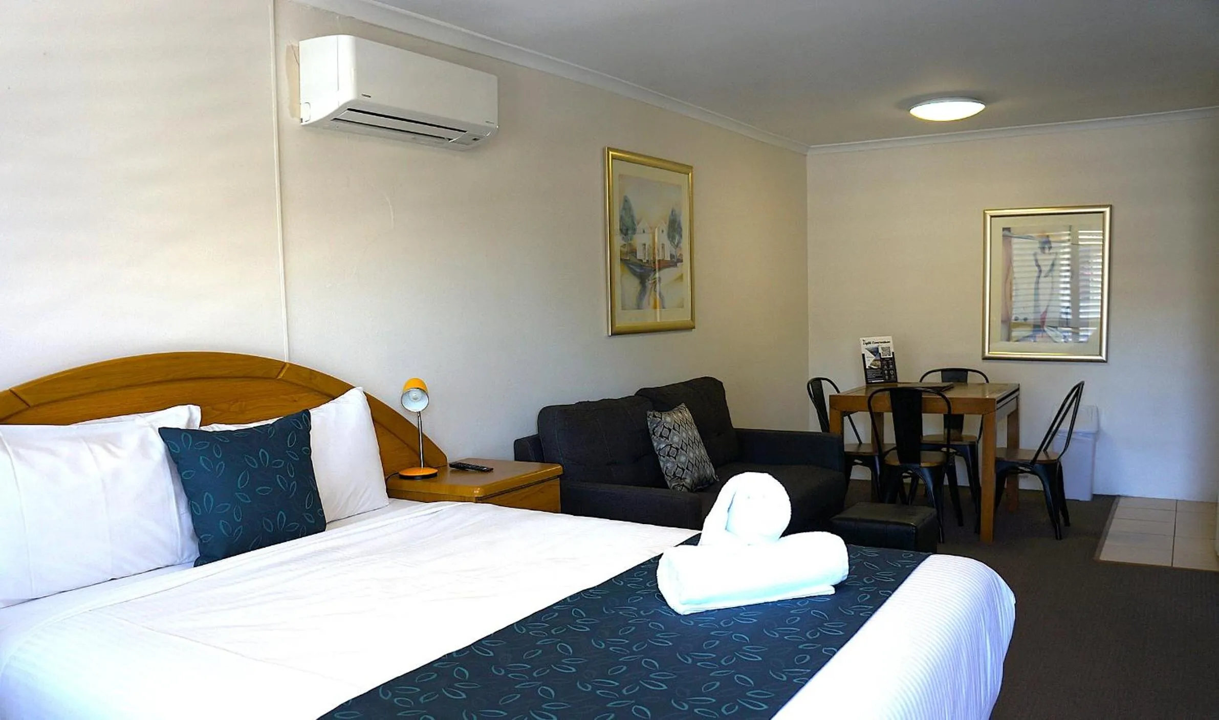 Bed in Waves Motel and Apartments