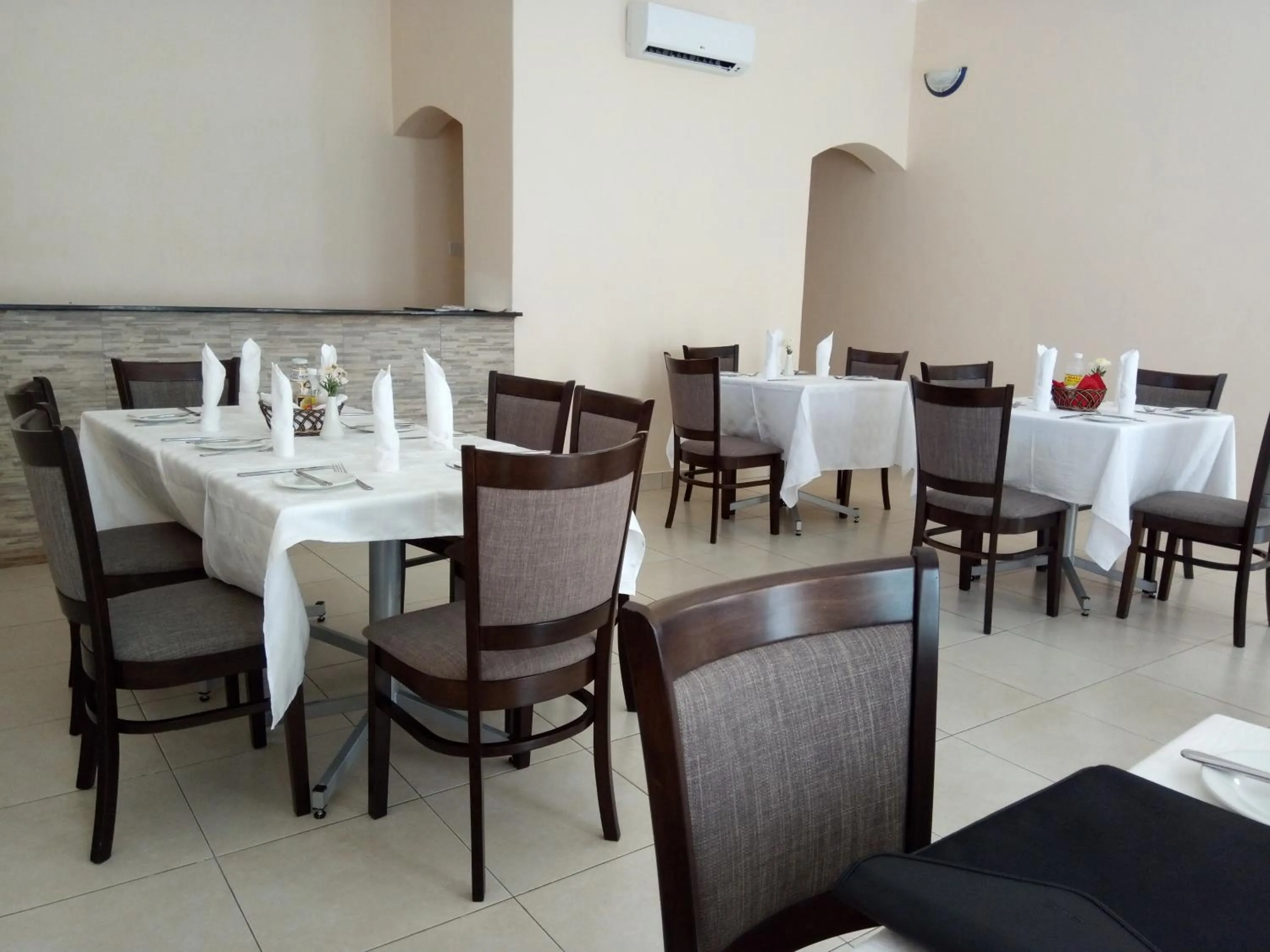 Restaurant/places to eat in Wadonda Suites