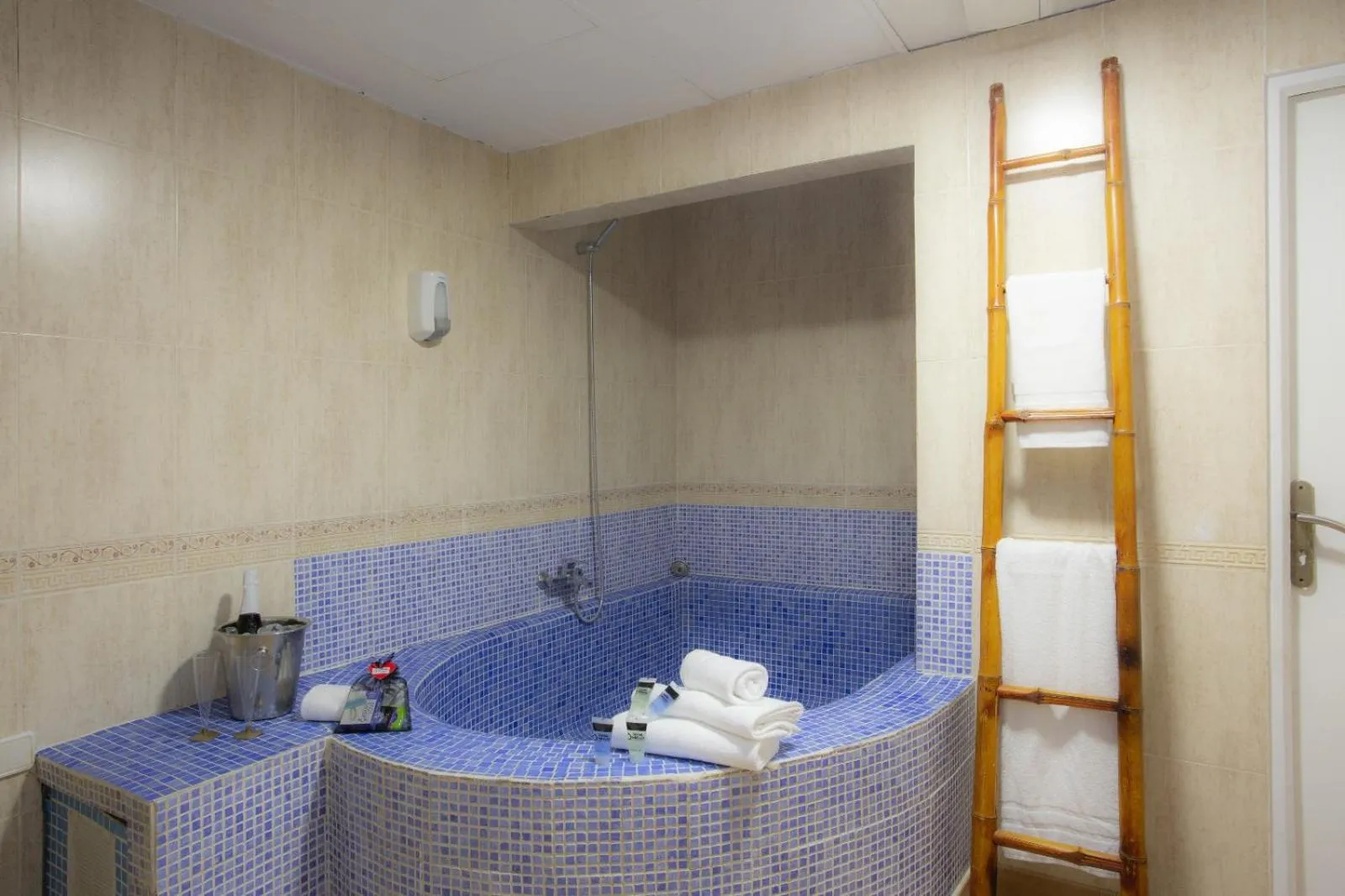 Bath in Casual Civilizaciones Valencia